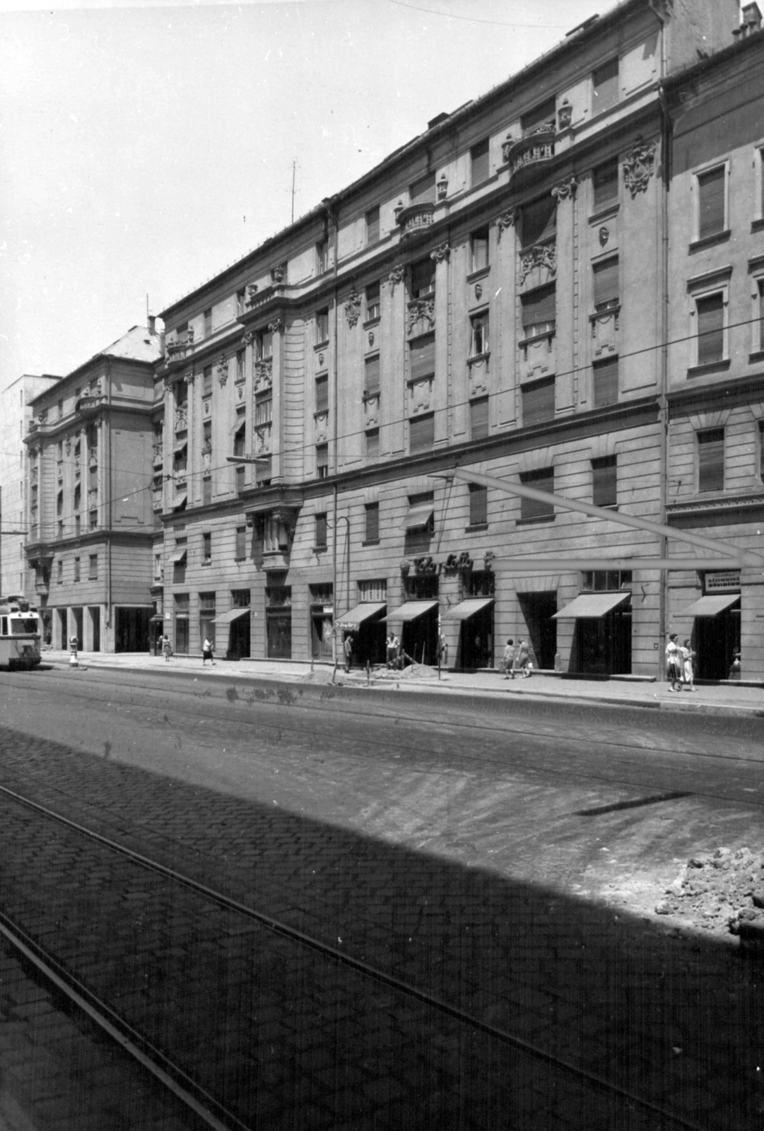 Hungary, Budapest VIII., Üllői út páros oldala a Kilián laktanya felől a Nagykörút felé nézve. A kép forrását kérjük így adja meg: Fortepan / Budapest Főváros Levéltára. Levéltári jelzet: HU_BFL_XV_19_c_11, 1961, Budapest Főváros Levéltára / Városrendezési és Építészeti Osztályának fényképei, A Fővárosi Tanács VB Városrendezési és Építészeti Osztályának, Budapest, Fortepan #102505