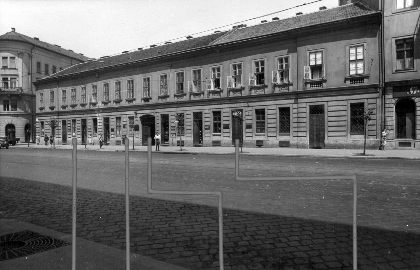 Hungary, Budapest VIII., Üllői út 48. A kép forrását kérjük így adja meg: Fortepan / Budapest Főváros Levéltára. Levéltári jelzet: HU_BFL_XV_19_c_11, 1961, Budapest Főváros Levéltára / Városrendezési és Építészeti Osztályának fényképei, A Fővárosi Tanács VB Városrendezési és Építészeti Osztályának, furniture shop, upholsterer, Budapest, Fortepan #102508