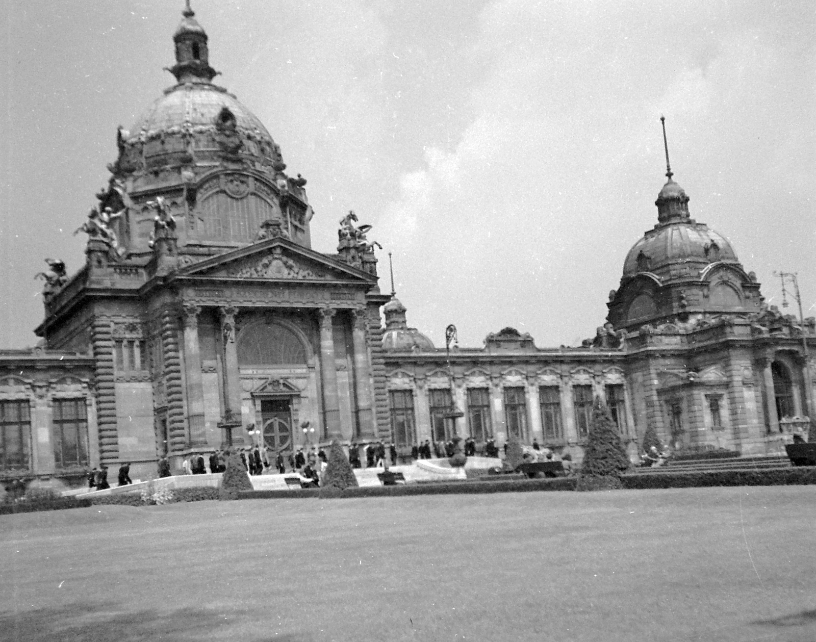 Hungary, Budapest XIV., Széchenyi fürdő., 1943, Kurutz Márton, beach, thermal bath, Budapest, Neo-Baroque-style, Győző Czigler-design, Fortepan #10251