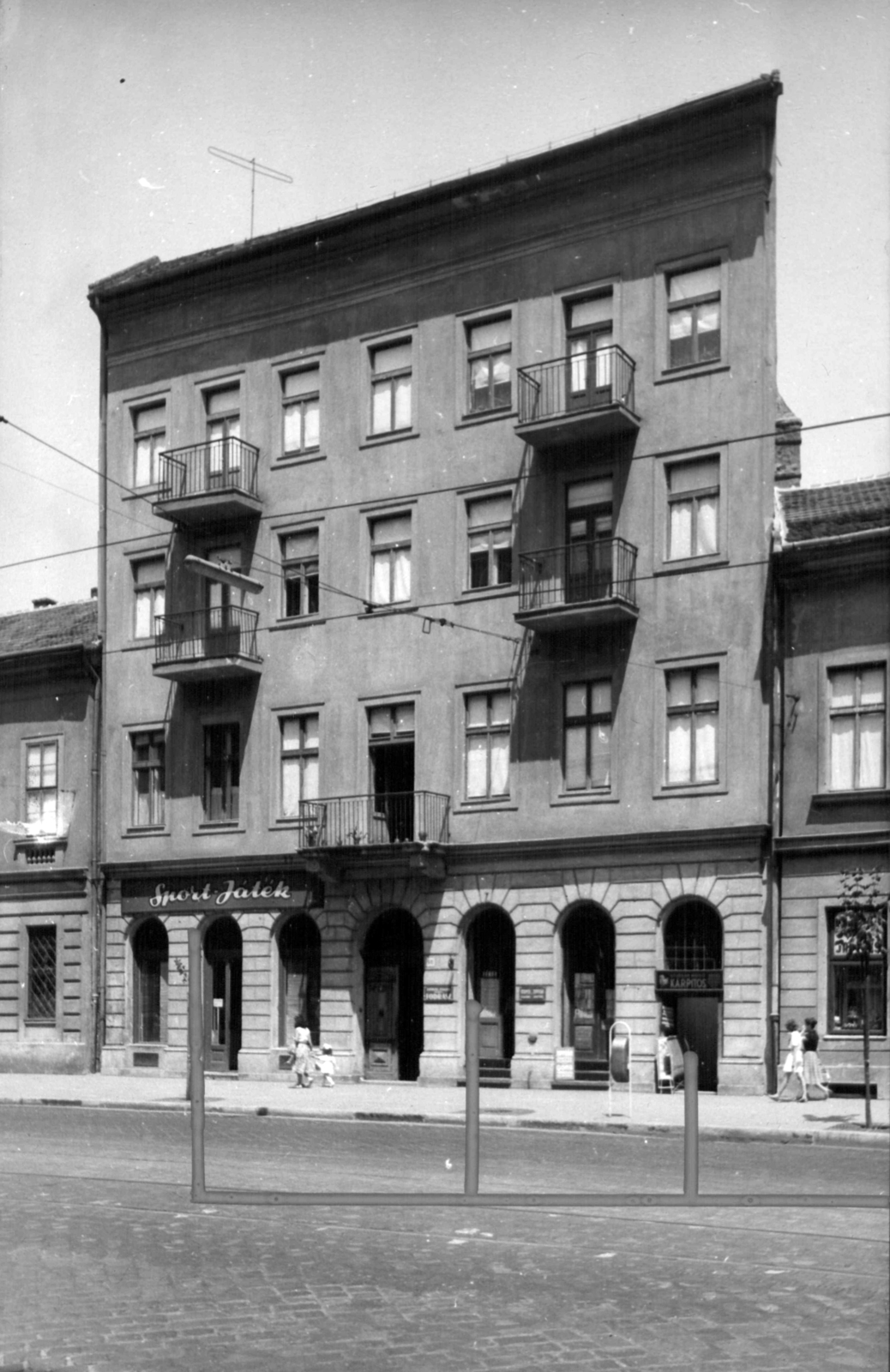 Magyarország, Budapest VIII., Üllői út 50. A kép forrását kérjük így adja meg: Fortepan / Budapest Főváros Levéltára. Levéltári jelzet: HU_BFL_XV_19_c_11, 1961, Budapest Főváros Levéltára / Városrendezési és Építészeti Osztályának fényképei, A Fővárosi Tanács VB Városrendezési és Építészeti Osztályának, sport, fodrászat, játék, Budapest, Fortepan #102510