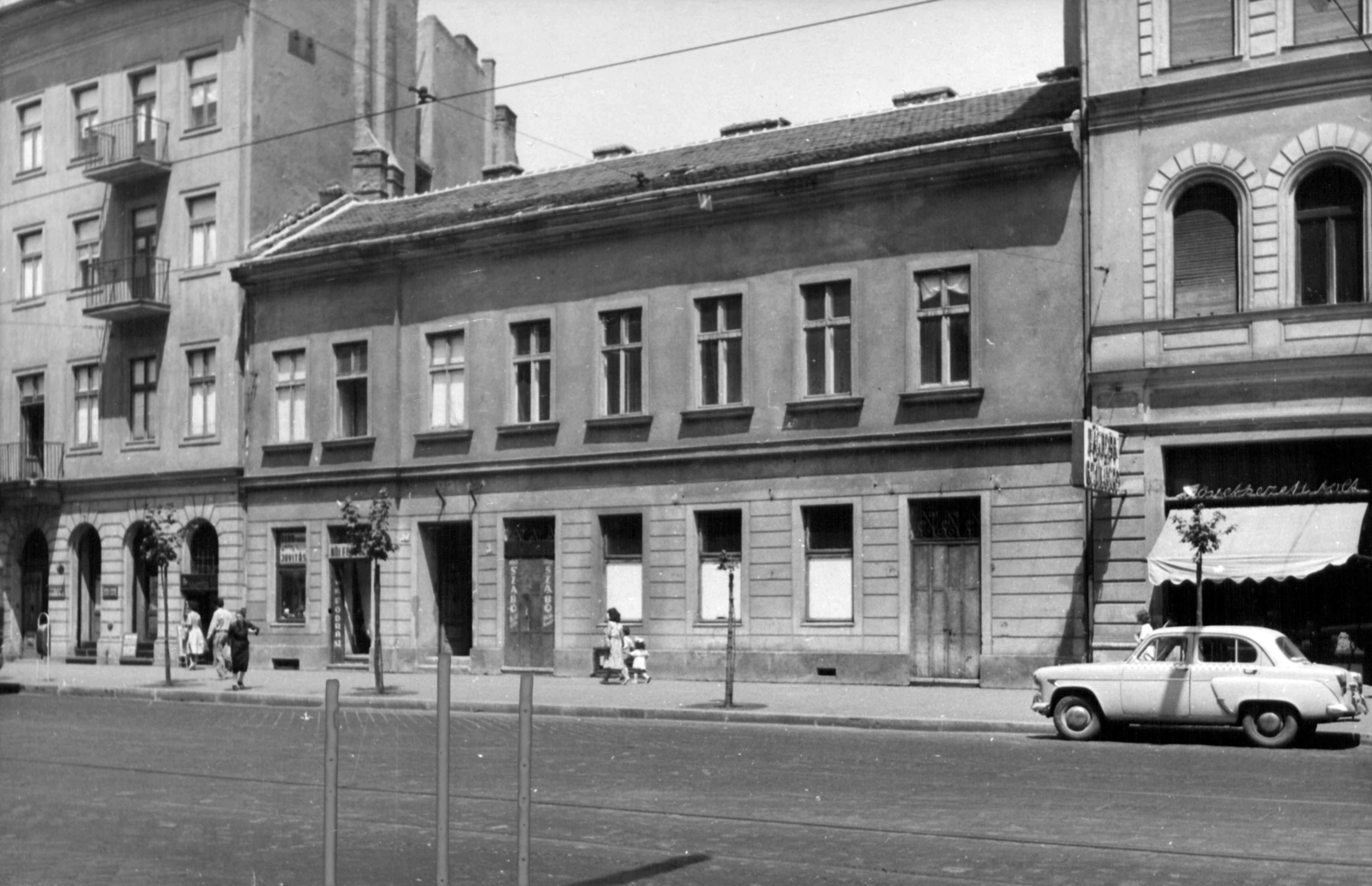 Hungary, Budapest VIII., Üllői út 52/a. A kép forrását kérjük így adja meg: Fortepan / Budapest Főváros Levéltára. Levéltári jelzet: HU_BFL_XV_19_c_11, 1961, Budapest Főváros Levéltára / Városrendezési és Építészeti Osztályának fényképei, A Fővárosi Tanács VB Városrendezési és Építészeti Osztályának, hairdresser, tailors, Budapest, co-op store, Fortepan #102511