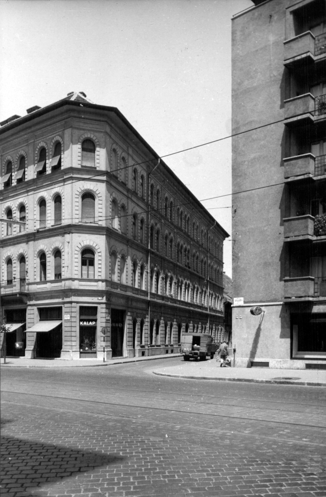 Hungary, Budapest VIII., Üllői út, szemben a Vajdahunyad utca. A kép forrását kérjük így adja meg: Fortepan / Budapest Főváros Levéltára. Levéltári jelzet: HU_BFL_XV_19_c_11, 1961, Budapest Főváros Levéltára / Városrendezési és Építészeti Osztályának fényképei, A Fővárosi Tanács VB Városrendezési és Építészeti Osztályának, hat shop, Budapest, Fortepan #102513