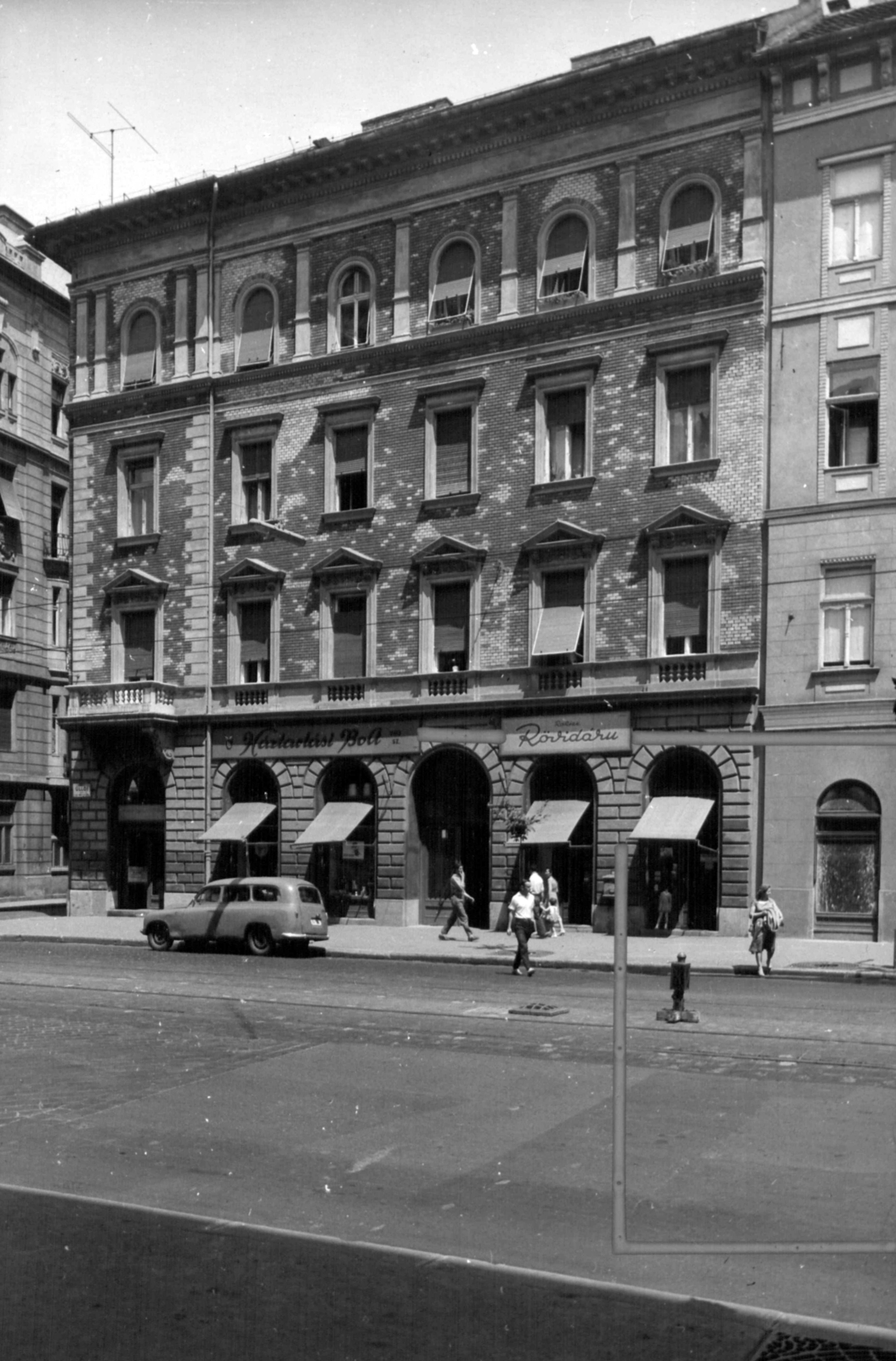 Hungary, Budapest VIII., Üllői út 68., balra a Leonardo da Vinci utca. A kép forrását kérjük így adja meg: Fortepan / Budapest Főváros Levéltára. Levéltári jelzet: HU_BFL_XV_19_c_11, 1961, Budapest Főváros Levéltára / Városrendezési és Építészeti Osztályának fényképei, A Fővárosi Tanács VB Városrendezési és Építészeti Osztályának, Budapest, Fortepan #102525