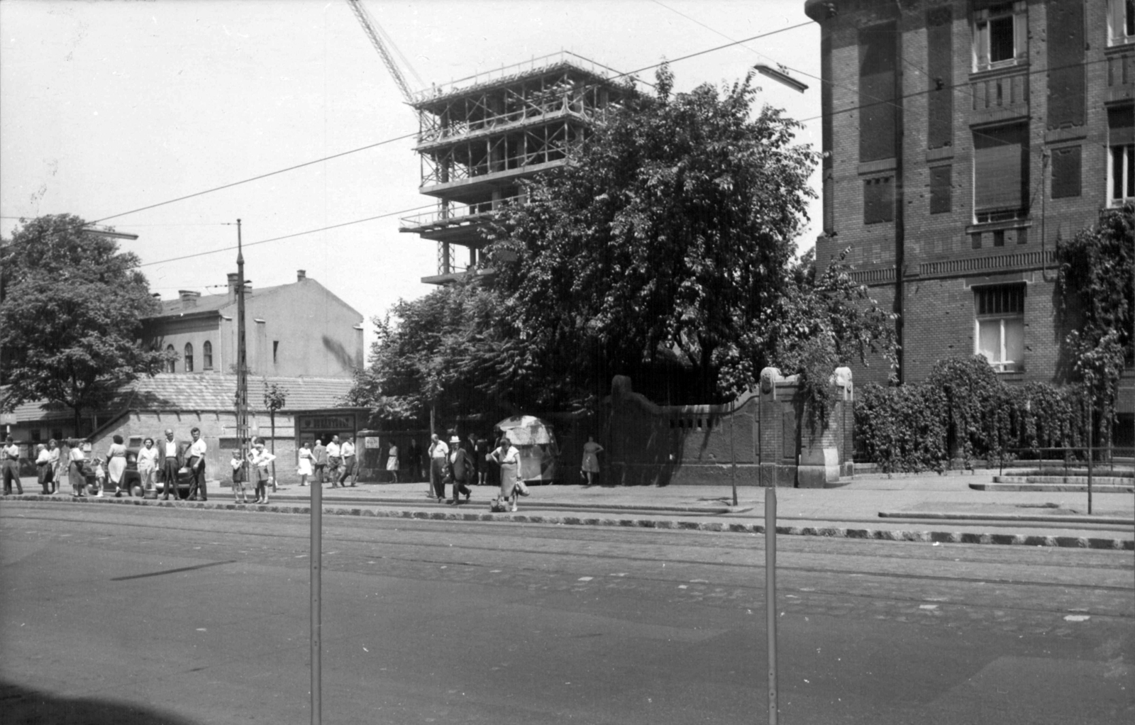 Hungary, Budapest VIII., Üllői út, jobbra az I sz, Sebészeti Klinika, háttérben a Kísérleti Orvostudományi Kutató Intézet épitkezése a Szigony utcánál., 1961, Budapest Főváros Levéltára / Városrendezési és Építészeti Osztályának fényképei, A Fővárosi Tanács VB Városrendezési és Építészeti Osztályának, Budapest, Fortepan #102530