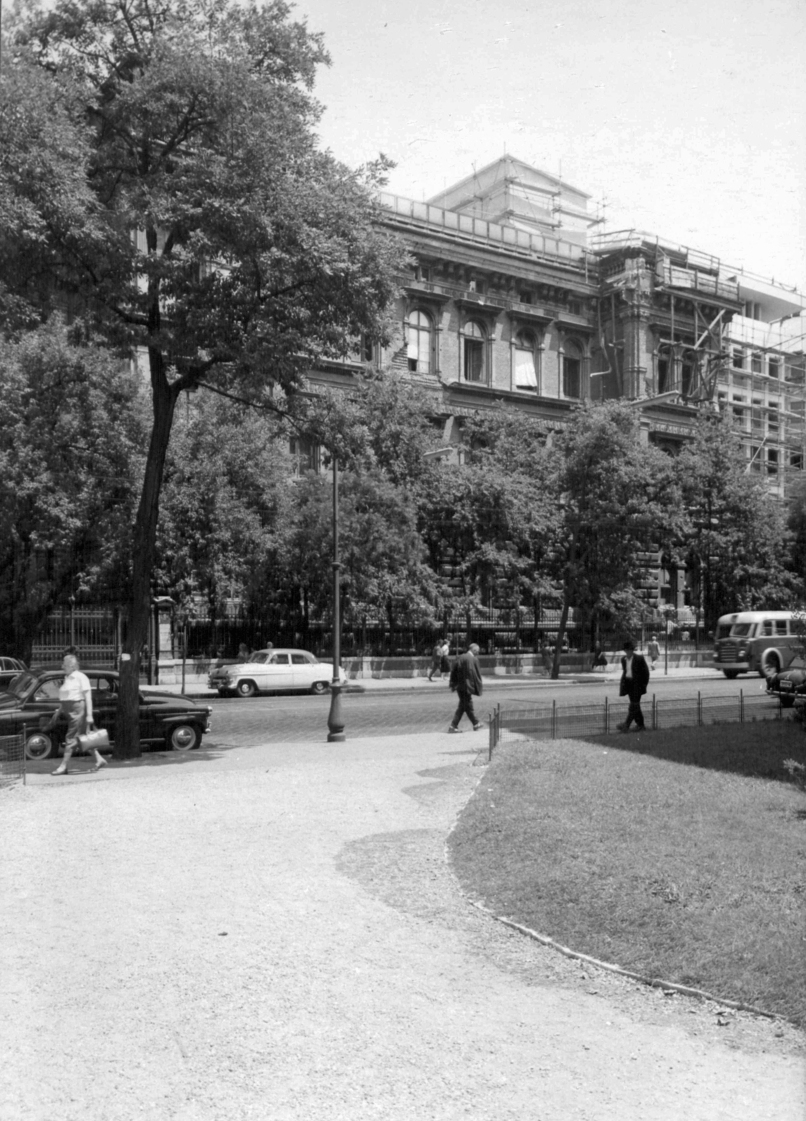 Hungary, Budapest VIII., Üllői út 26., a BOTE (később Semmelweis Egyetem) központi épülete a Markusovszky (Úttörő) térről nézve., 1961, Budapest Főváros Levéltára / Városrendezési és Építészeti Osztályának fényképei, A Fővárosi Tanács VB Városrendezési és Építészeti Osztályának, Budapest, Fortepan #102533