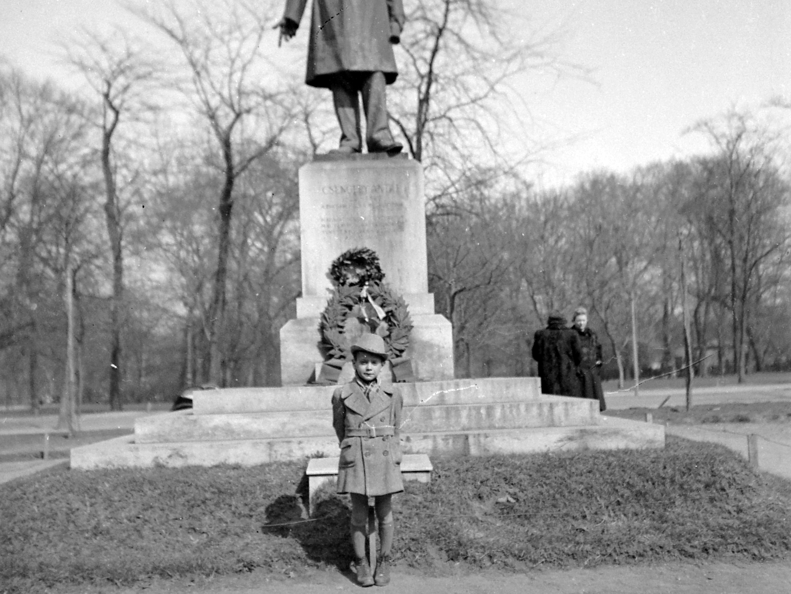 Hungary, Budapest XIV., Városliget, Csengery Antal szobra a Damjanich utcával szemben (később az Almássy térre került)., 1943, Kurutz Márton, sculpture, Budapest, Antal Csengery-portrayal, hands behind the back, double-breasted coat, Fortepan #10255