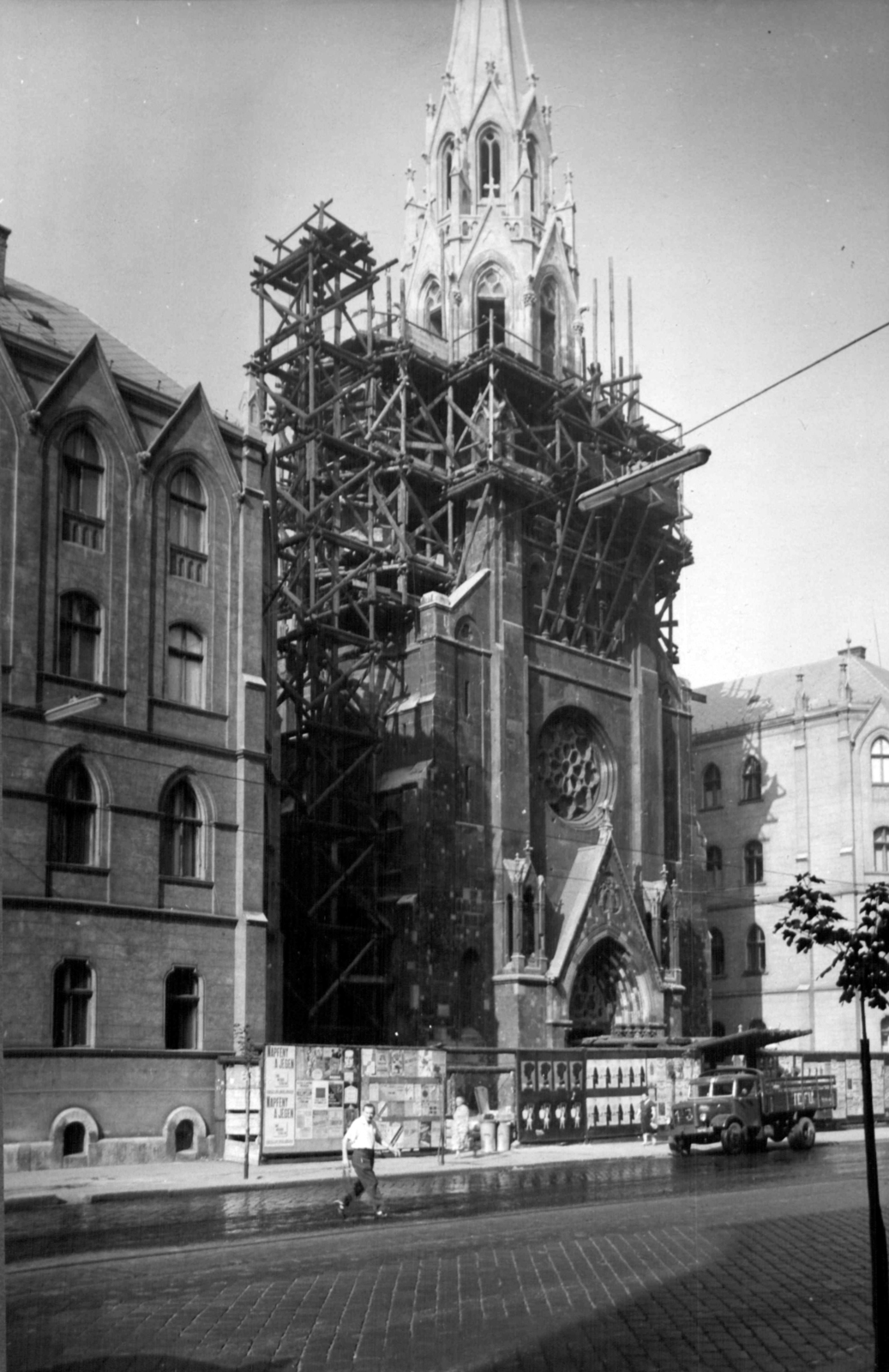 Hungary, Budapest IX., Üllői út, Örökimádás templom. A kép forrását kérjük így adja meg: Fortepan / Budapest Főváros Levéltára. Levéltári jelzet: HU_BFL_XV_19_c_11, 1961, Budapest Főváros Levéltára / Városrendezési és Építészeti Osztályának fényképei, A Fővárosi Tanács VB Városrendezési és Építészeti Osztályának, Budapest, Fortepan #102556