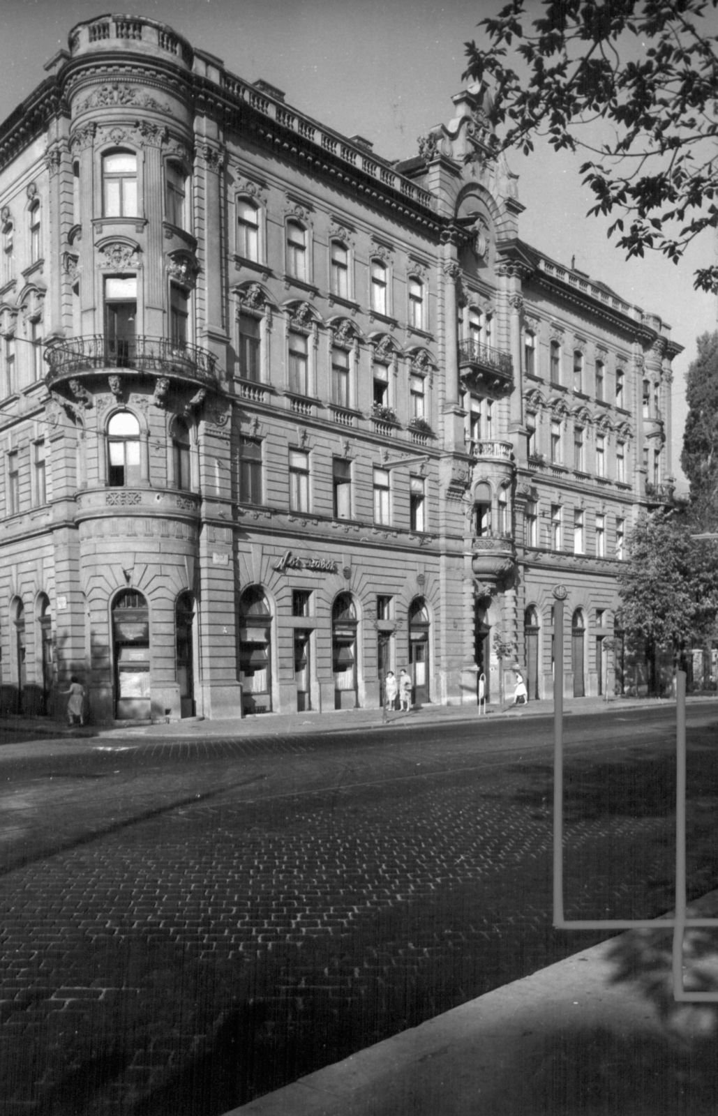 Hungary, Budapest IX., Üllői út 95., balra a Lenhossék utca. A kép forrását kérjük így adja meg: Fortepan / Budapest Főváros Levéltára. Levéltári jelzet: HU_BFL_XV_19_c_11, 1961, Budapest Főváros Levéltára / Városrendezési és Építészeti Osztályának fényképei, A Fővárosi Tanács VB Városrendezési és Építészeti Osztályának, Budapest, Fortepan #102568