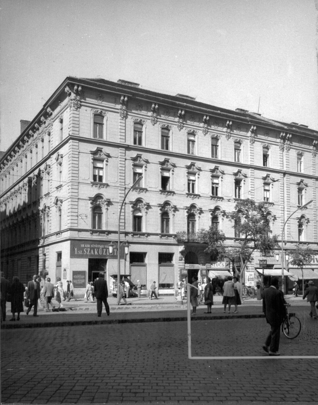 Hungary, Budapest XIII., Szent István körút 6., Hollán Ernő (Fürst Sándor) utca sarok. A kép forrását kérjük így adja meg: Fortepan / Budapest Főváros Levéltára. Levéltári jelzet: HU_BFL_XV_19_c_11, 1960, Budapest Főváros Levéltára / Városrendezési és Építészeti Osztályának fényképei, A Fővárosi Tanács VB Városrendezési és Építészeti Osztályának, Budapest, furrier, pastry, tram stop, Fortepan #102591