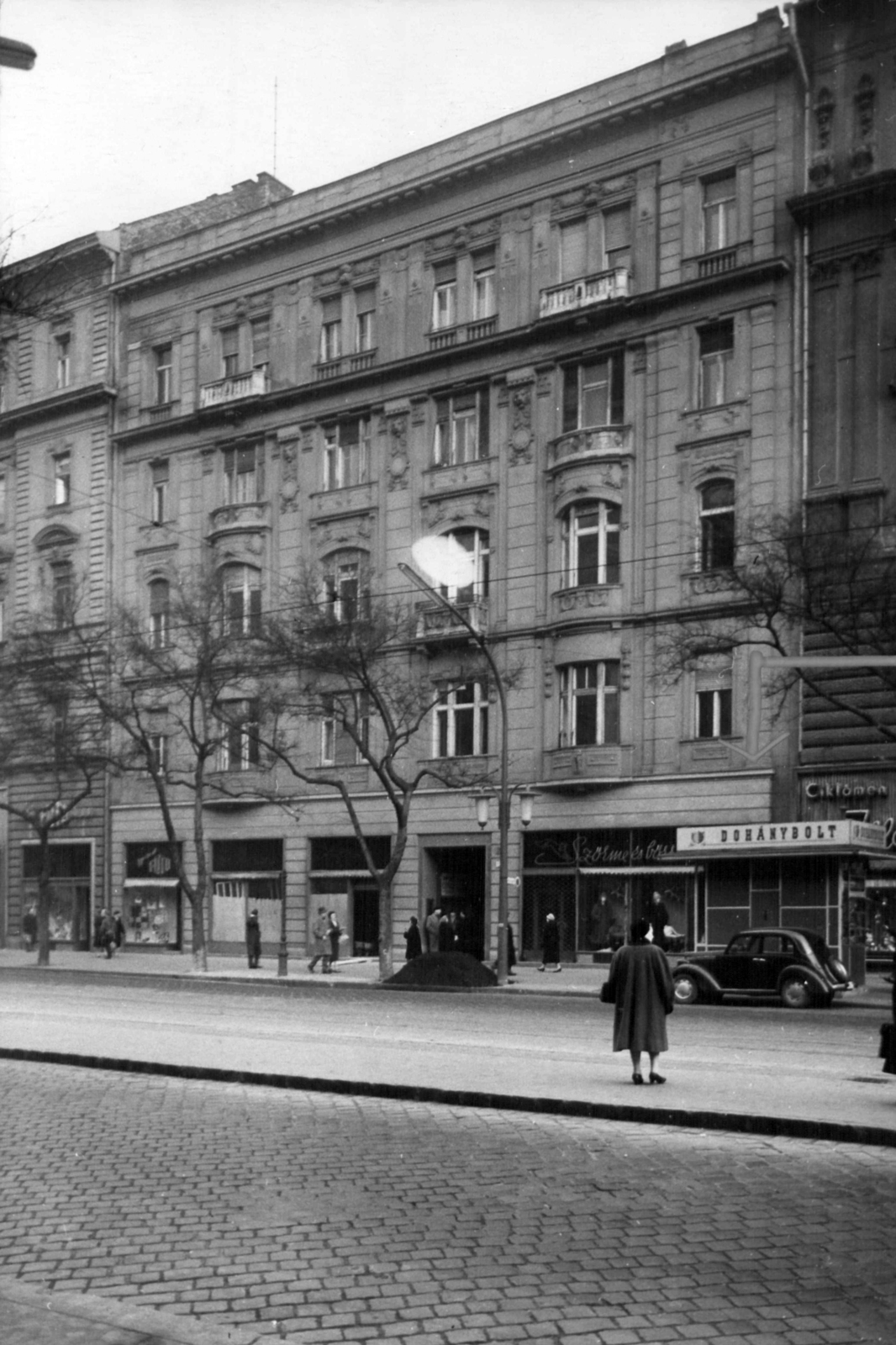 Hungary, Budapest XIII., Szent István körút 20. A kép forrását kérjük így adja meg: Fortepan / Budapest Főváros Levéltára. Levéltári jelzet: HU_BFL_XV_19_c_11, 1960, Budapest Főváros Levéltára / Városrendezési és Építészeti Osztályának fényképei, A Fővárosi Tanács VB Városrendezési és Építészeti Osztályának, tobacco shop, Budapest, tram stop, Fortepan #102601