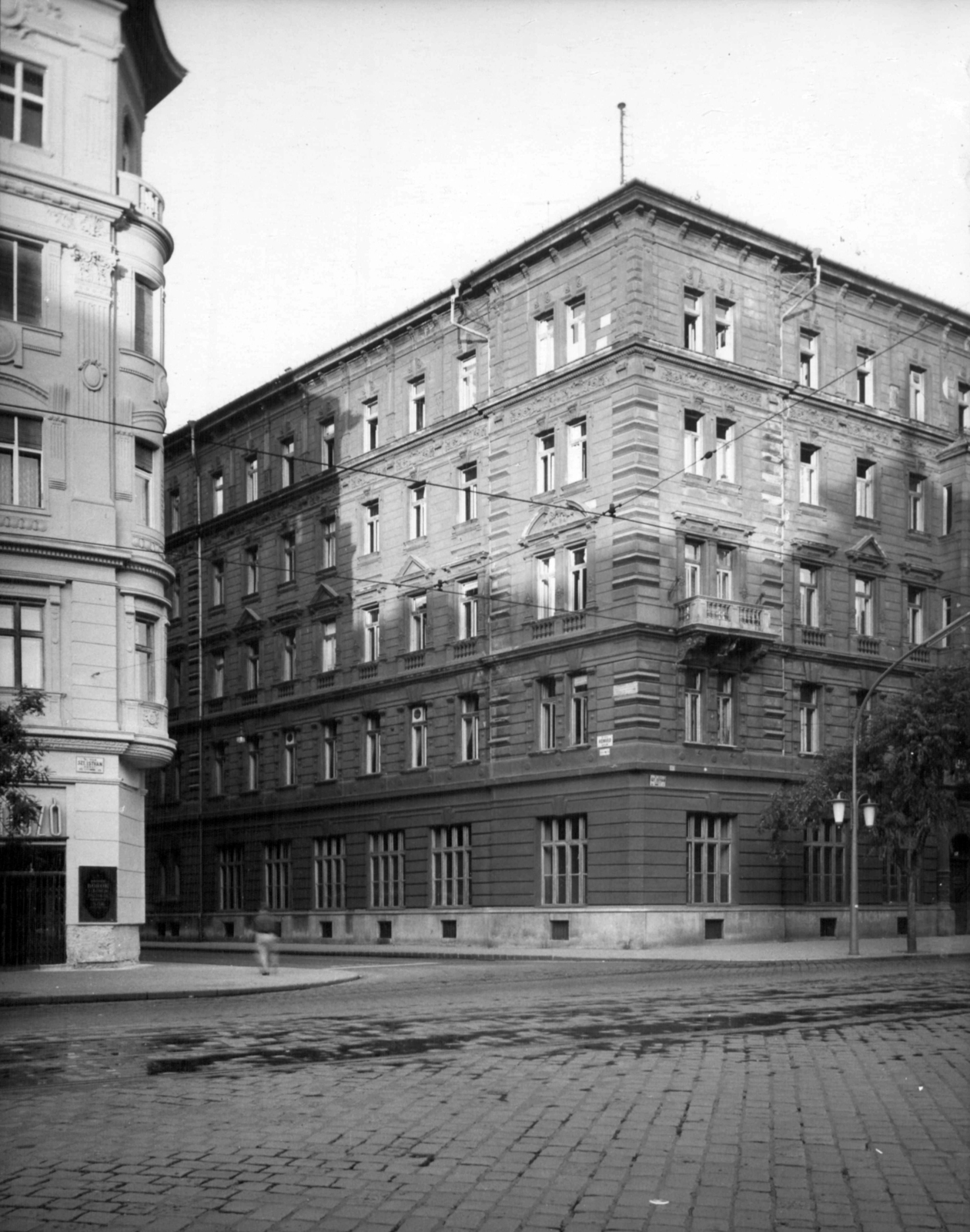 Magyarország, Budapest V., Szent István körút, szemben a Honvéd utca. A kép forrását kérjük így adja meg: Fortepan / Budapest Főváros Levéltára. Levéltári jelzet: HU_BFL_XV_19_c_11, 1960, Budapest Főváros Levéltára / Városrendezési és Építészeti Osztályának fényképei, A Fővárosi Tanács VB Városrendezési és Építészeti Osztályának, Budapest, sarokház, Fortepan #102618