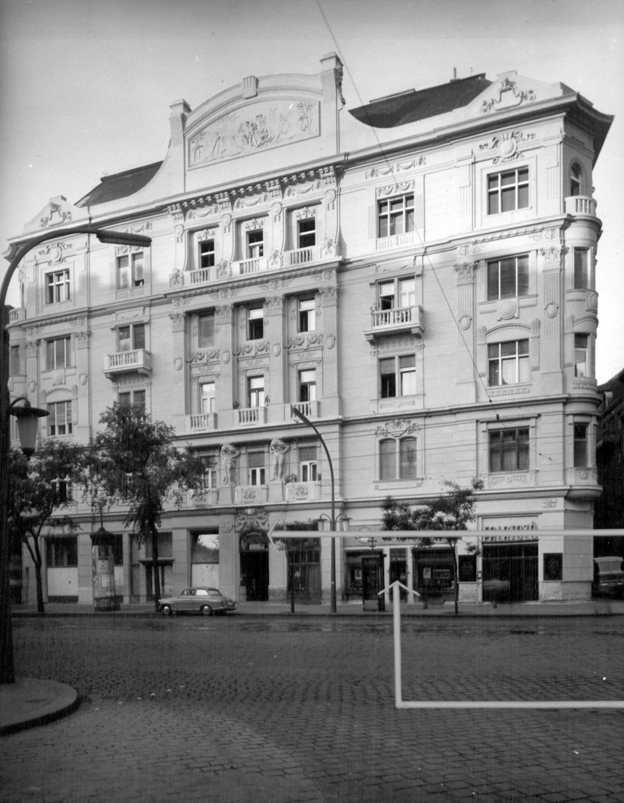 Magyarország, Budapest V., Szent István körút 13., a Pannónia utcától nézve. A kép forrását kérjük így adja meg: Fortepan / Budapest Főváros Levéltára. Levéltári jelzet: HU_BFL_XV_19_c_11, 1960, Budapest Főváros Levéltára / Városrendezési és Építészeti Osztályának fényképei, A Fővárosi Tanács VB Városrendezési és Építészeti Osztályának, Budapest, épületdísz, Fortepan #102619