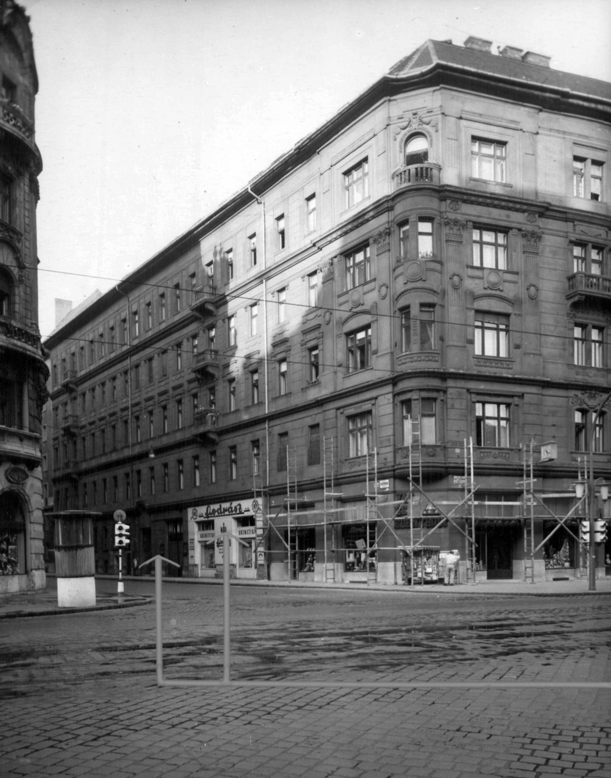 Magyarország, Budapest V., Szent István körút, szemben a Szemere utca. A kép forrását kérjük így adja meg: Fortepan / Budapest Főváros Levéltára. Levéltári jelzet: HU_BFL_XV_19_c_11, 1960, Budapest Főváros Levéltára / Városrendezési és Építészeti Osztályának fényképei, A Fővárosi Tanács VB Városrendezési és Építészeti Osztályának, Budapest, rendőrkalitka, állvány, fodrászat, Fortepan #102621