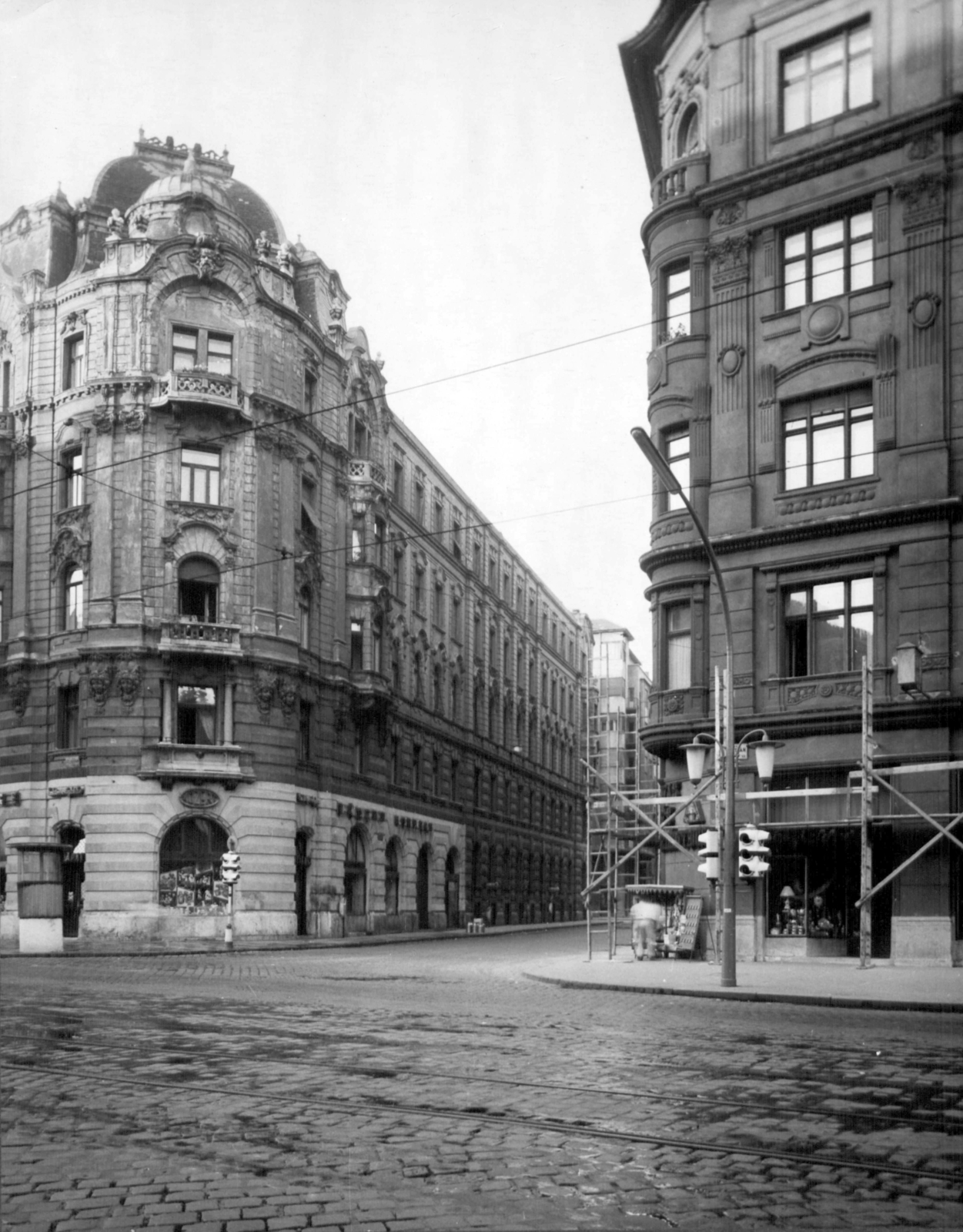 Magyarország, Budapest V., Szent István körút, szemben a Szemere utca. A kép forrását kérjük így adja meg: Fortepan / Budapest Főváros Levéltára. Levéltári jelzet: HU_BFL_XV_19_c_11, 1960, Budapest Főváros Levéltára / Városrendezési és Építészeti Osztályának fényképei, A Fővárosi Tanács VB Városrendezési és Építészeti Osztályának, Budapest, sarokház, épületdísz, Közért Vállalat, Fortepan #102622
