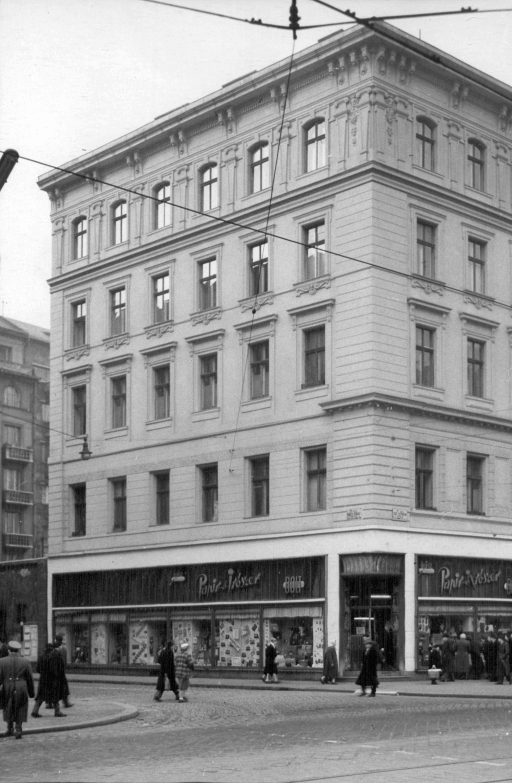 Magyarország, Budapest V., Szent István körút 21., Nagy Ignác utca sarok. A kép forrását kérjük így adja meg: Fortepan / Budapest Főváros Levéltára. Levéltári jelzet: HU_BFL_XV_19_c_11, 1960, Budapest Főváros Levéltára / Városrendezési és Építészeti Osztályának fényképei, A Fővárosi Tanács VB Városrendezési és Építészeti Osztályának, Budapest, papírkereskedés, Ápisz, Fortepan #102625