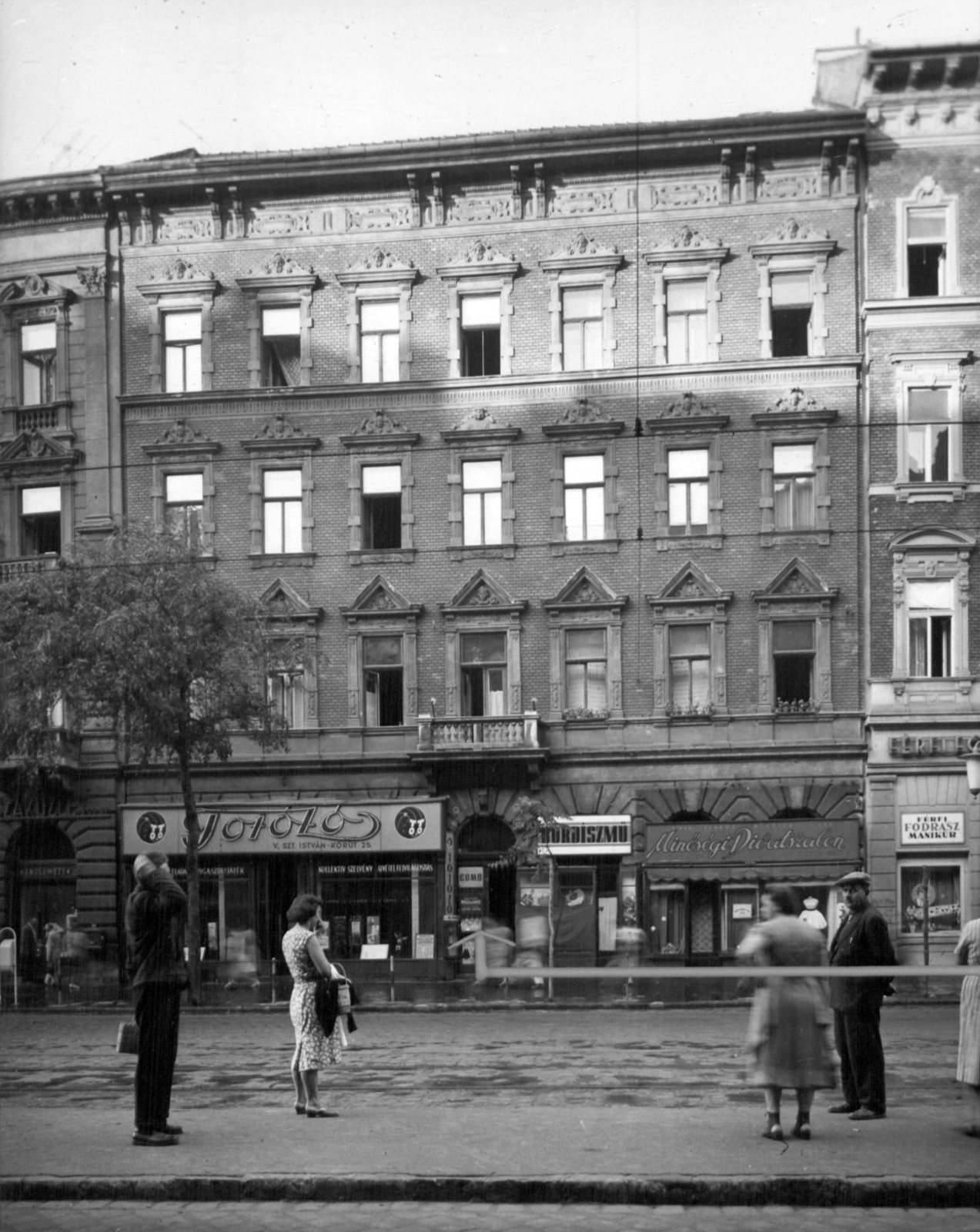 Magyarország, Budapest V., Szent István körút 25. A kép forrását kérjük így adja meg: Fortepan / Budapest Főváros Levéltára. Levéltári jelzet: HU_BFL_XV_19_c_11, 1960, Budapest Főváros Levéltára / Városrendezési és Építészeti Osztályának fényképei, A Fővárosi Tanács VB Városrendezési és Építészeti Osztályának, fodrászat, lottózó, Budapest, totó, bőrdíszműves, Fortepan #102628