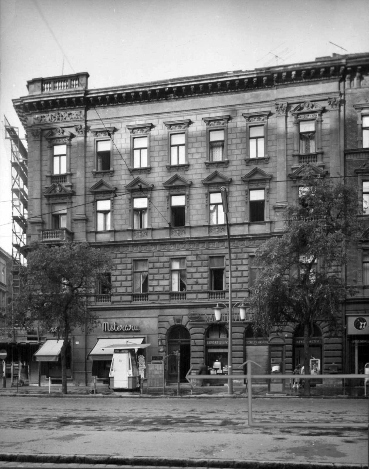 Magyarország, Budapest V., Szent István körút 27., balra a Bihari János utca. A kép forrását kérjük így adja meg: Fortepan / Budapest Főváros Levéltára. Levéltári jelzet: HU_BFL_XV_19_c_11, 1960, Budapest Főváros Levéltára / Városrendezési és Építészeti Osztályának fényképei, A Fővárosi Tanács VB Városrendezési és Építészeti Osztályának, utcakép, újságárus, állvány, Budapest, Fortepan #102629