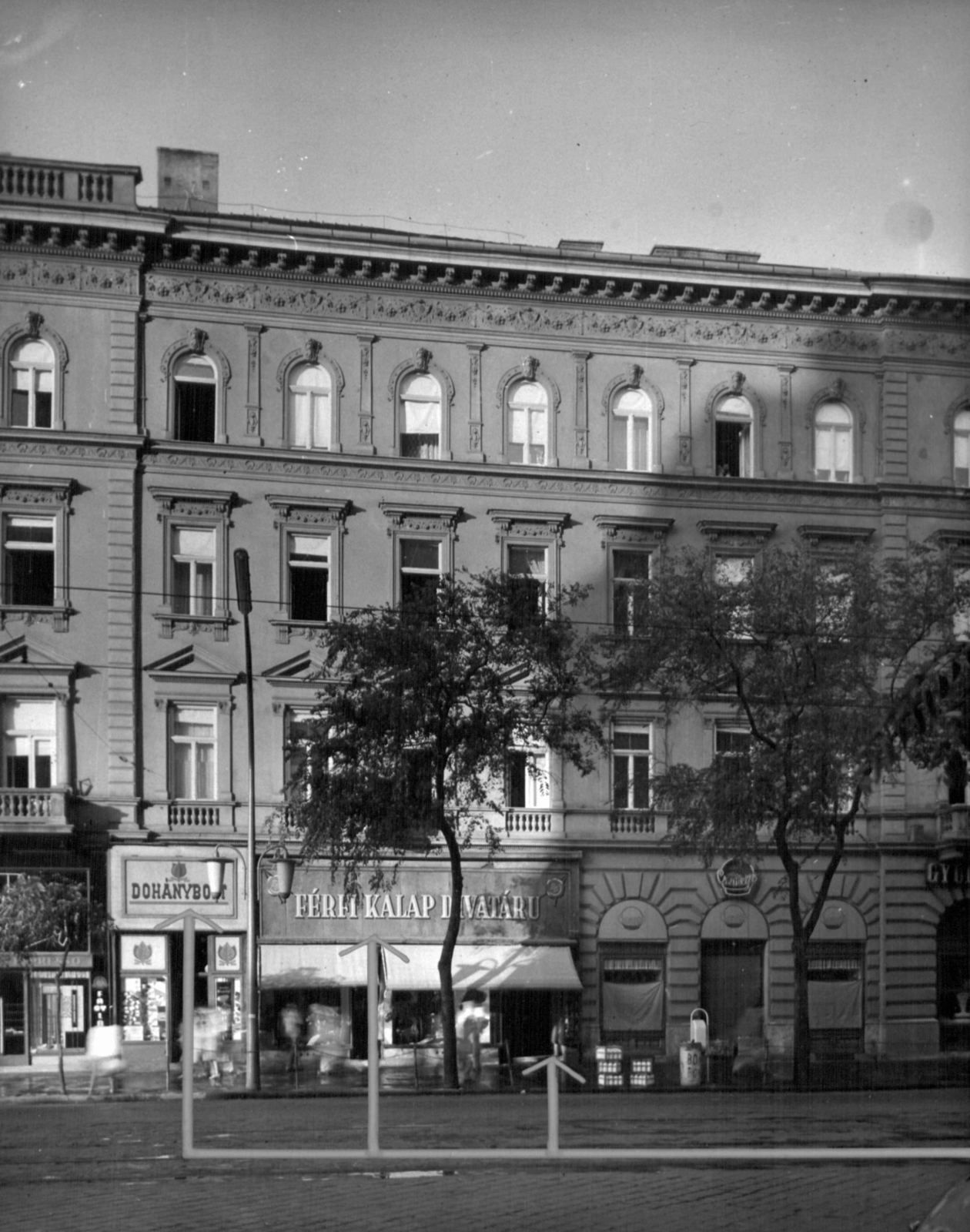 Hungary, Budapest V., Szent István körút 29. A kép forrását kérjük így adja meg: Fortepan / Budapest Főváros Levéltára. Levéltári jelzet: HU_BFL_XV_19_c_11, 1960, Budapest Főváros Levéltára / Városrendezési és Építészeti Osztályának fényképei, A Fővárosi Tanács VB Városrendezési és Építészeti Osztályának, tobacco shop, hat shop, Budapest, Fortepan #102631