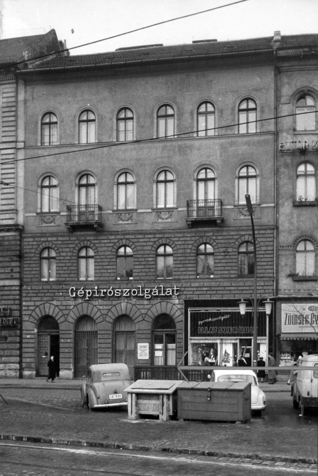 Magyarország, Budapest V., Nyugati (Marx) tér 8. A kép forrását kérjük így adja meg: Fortepan / Budapest Főváros Levéltára. Levéltári jelzet: HU_BFL_XV_19_c_11, 1960, Budapest Főváros Levéltára / Városrendezési és Építészeti Osztályának fényképei, A Fővárosi Tanács VB Városrendezési és Építészeti Osztályának, Budapest, illatszerbolt, homok, láda, gépírás, Fortepan #102634