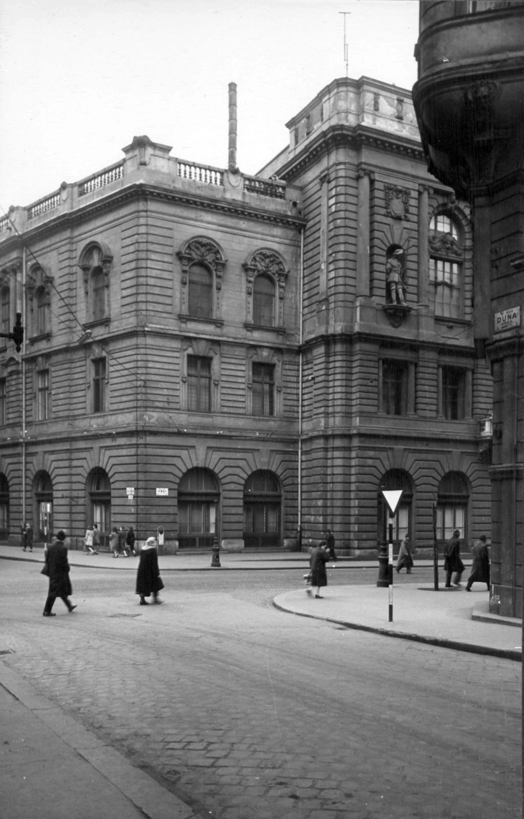 Magyarország, Budapest V., Duna utca - Váci utca sarok, a Magyar Néphadsereg Központi Klubja (egykor Országos Tiszti Kaszinó) a Március 15. tér felől nézve., 1962, Budapest Főváros Levéltára / Városrendezési és Építészeti Osztályának fényképei, A Fővárosi Tanács VB Városrendezési és Építészeti Osztályának, Budapest, Fortepan #102645