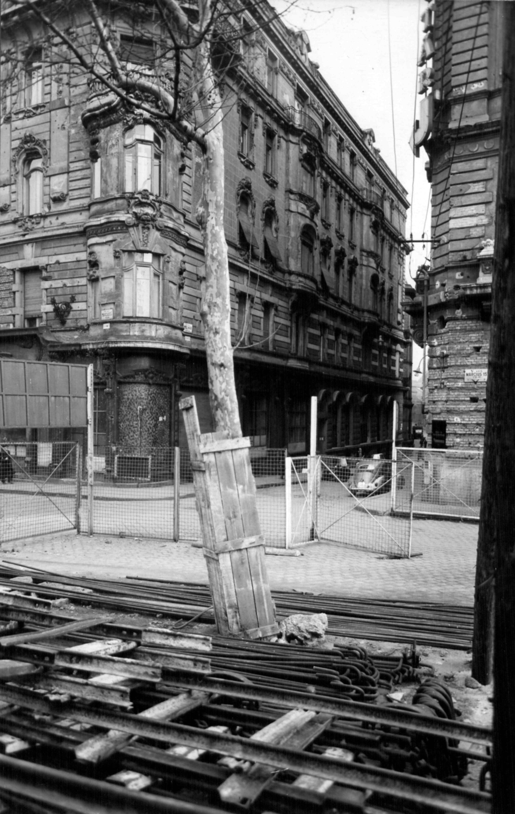 Magyarország, Budapest V., Március 15. tér, a Hídépítő Vállalat felvonulási területe, szemben a Molnár utca., 1962, Budapest Főváros Levéltára / Városrendezési és Építészeti Osztályának fényképei, A Fővárosi Tanács VB Városrendezési és Építészeti Osztályának, Budapest, Fortepan #102649