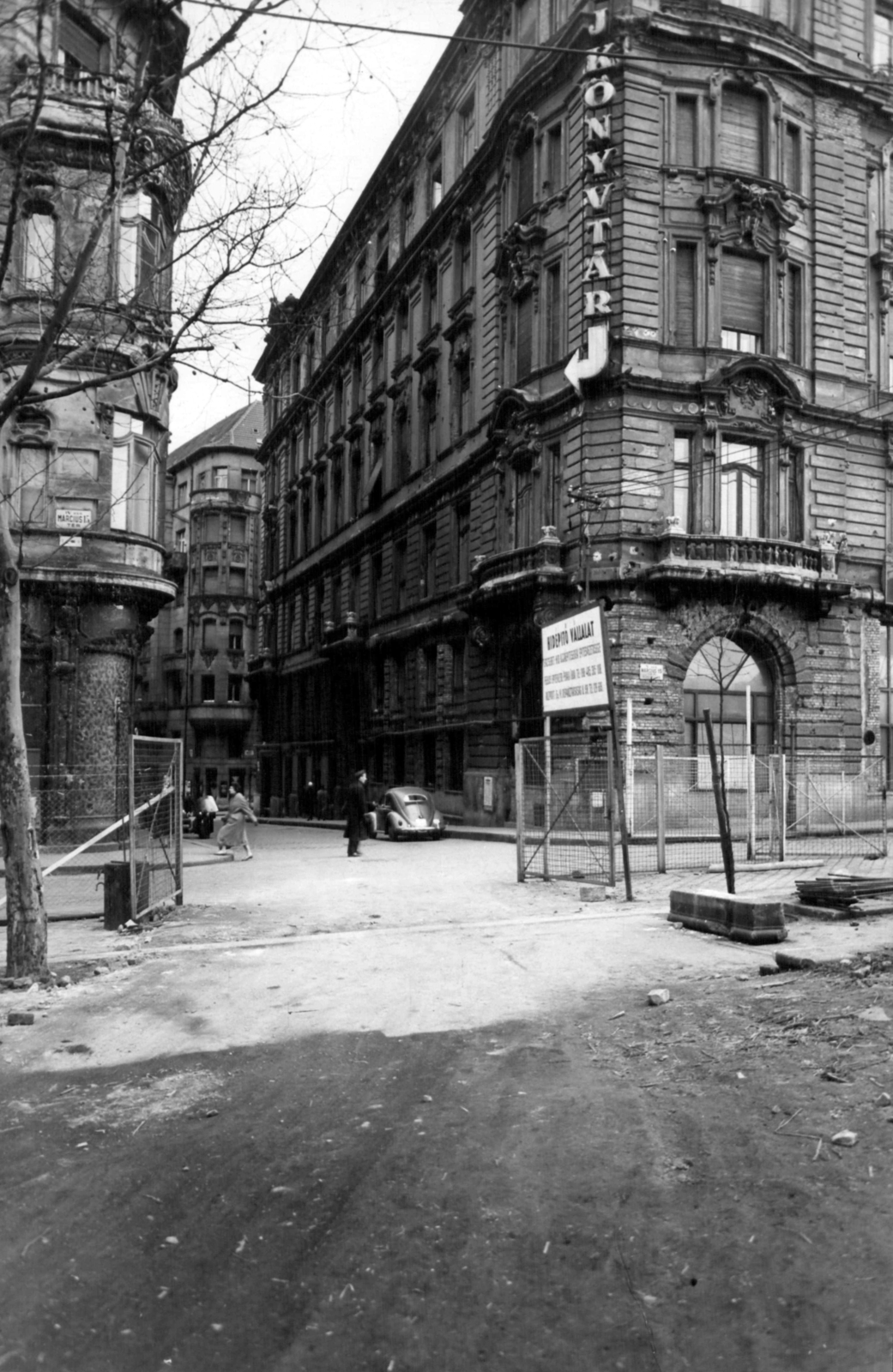 Magyarország, Budapest V., Március 15. tér, a Hídépítő Vállalat felvonulási területe, szemben a Molnár utca., 1962, Budapest Főváros Levéltára / Városrendezési és Építészeti Osztályának fényképei, A Fővárosi Tanács VB Városrendezési és Építészeti Osztályának, Budapest, Fortepan #102650