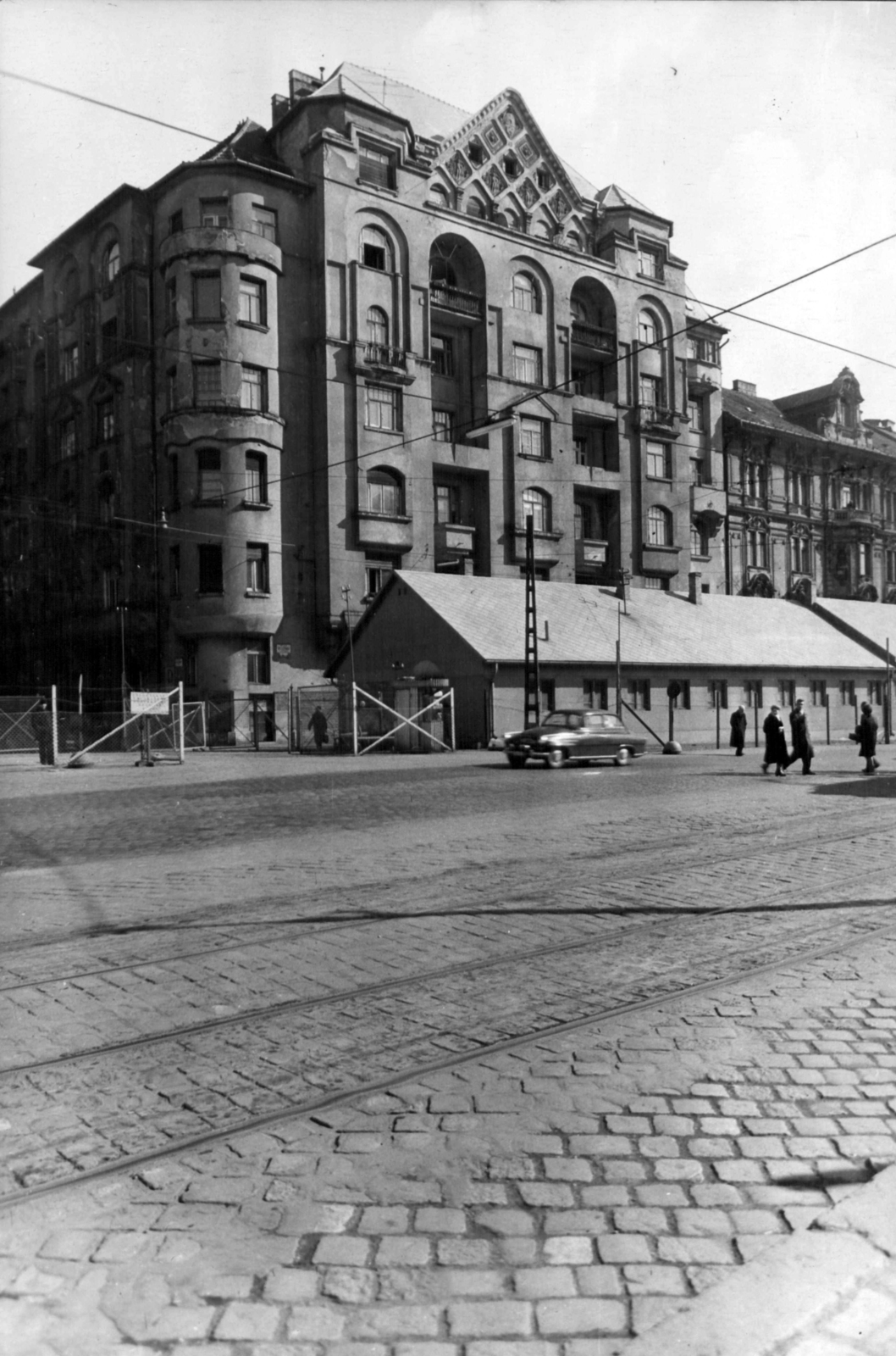 Magyarország, Budapest V., Belgrád rakpart 26., balra az Irányi utca. A kép forrását kérjük így adja meg: Fortepan / Budapest Főváros Levéltára. Levéltári jelzet: HU_BFL_XV_19_c_11, 1962, Budapest Főváros Levéltára / Városrendezési és Építészeti Osztályának fényképei, A Fővárosi Tanács VB Városrendezési és Építészeti Osztályának, Budapest, Fortepan #102654