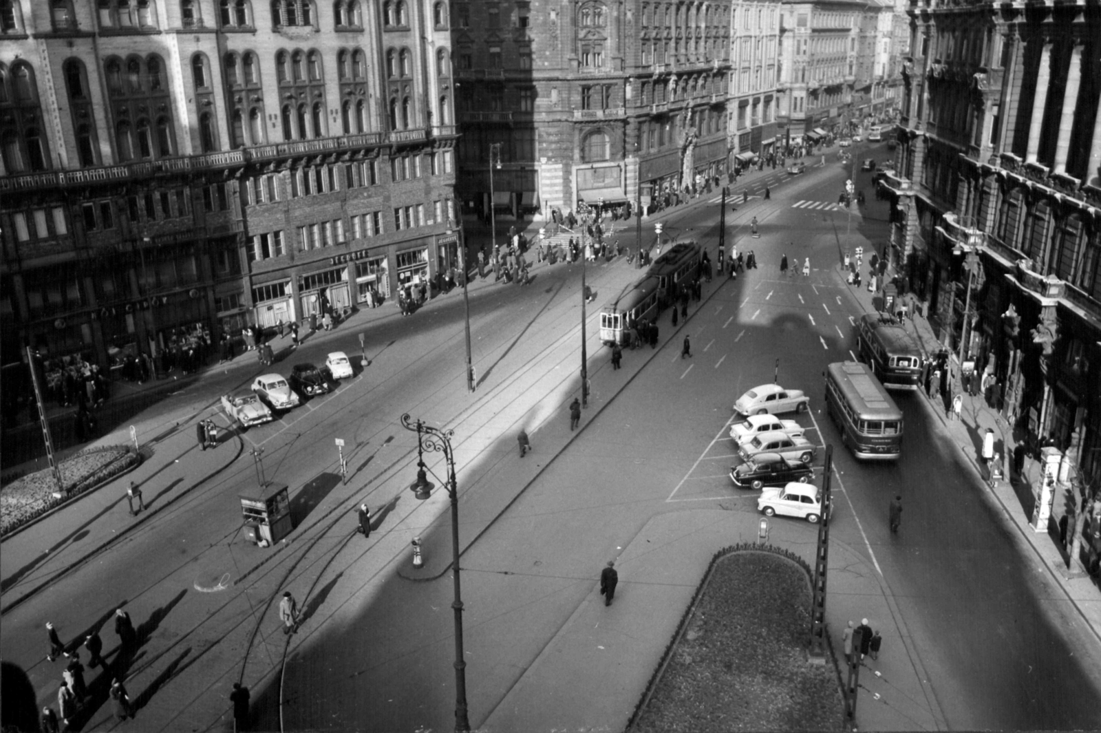 Magyarország, Budapest V., Ferenciek tere (Felszabadulás tér) a Kossuth Lajos utca felé nézve. A kép forrását kérjük így adja meg: Fortepan / Budapest Főváros Levéltára. Levéltári jelzet: HU_BFL_XV_19_c_11, 1962, Budapest Főváros Levéltára / Városrendezési és Építészeti Osztályának fényképei, A Fővárosi Tanács VB Városrendezési és Építészeti Osztályának, Budapest, autóbusz, járókelő, utcakép, Fortepan #102659