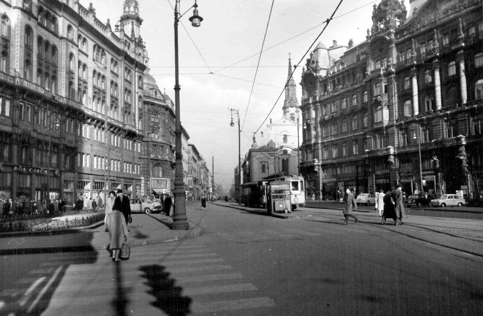 Magyarország, Budapest V., Ferenciek tere (Felszabadulás tér) a Kossuth Lajos utca felé nézve. A kép forrását kérjük így adja meg: Fortepan / Budapest Főváros Levéltára. Levéltári jelzet: HU_BFL_XV_19_c_11, 1962, Budapest Főváros Levéltára / Városrendezési és Építészeti Osztályának fényképei, A Fővárosi Tanács VB Városrendezési és Építészeti Osztályának, barokk-stílus, katolikus, Budapest, Ferences rend, járókelő, villanyoszlop, templom, Fortepan #102662