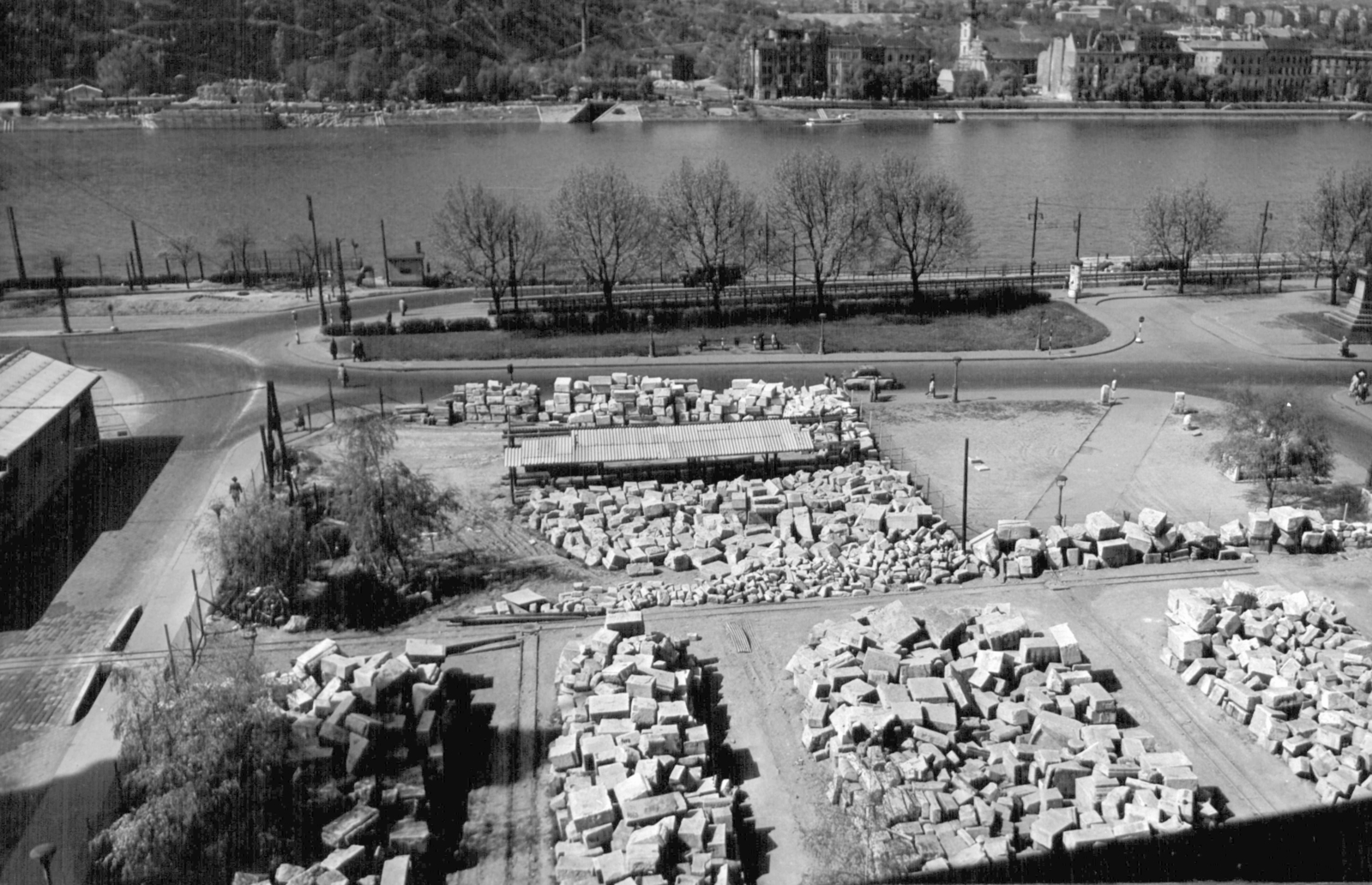 Magyarország, Budapest V., Március 15. tér, a lerombolt Erzsébet híd elbontott felhajtójának kőtömbjei. A kép forrását kérjük így adja meg: Fortepan / Budapest Főváros Levéltára. Levéltári jelzet: HU_BFL_XV_19_c_11, 1961, Budapest Főváros Levéltára / Városrendezési és Építészeti Osztályának fényképei, A Fővárosi Tanács VB Városrendezési és Építészeti Osztályának, Budapest, Fortepan #102672