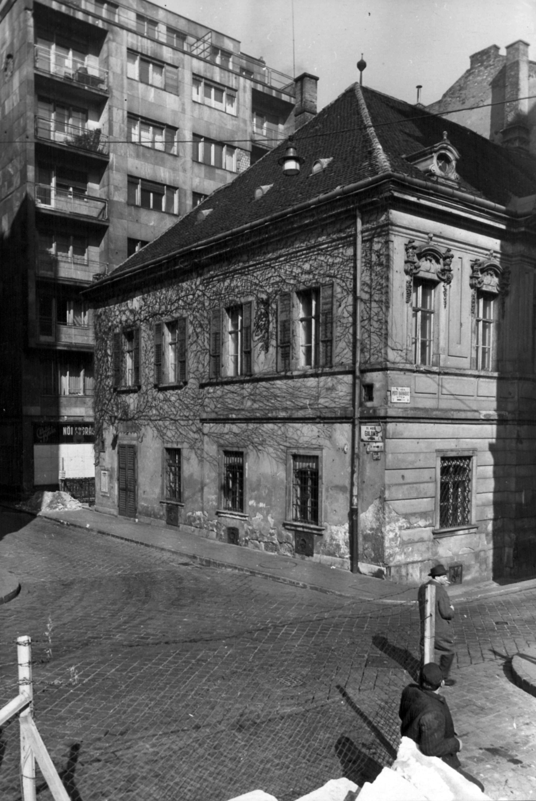 Hungary, Budapest V., Galamb utca - Piarista (Pesti Barnabás) utca sarok, Péterffy-palota benne a Százéves Étterem. A kép forrását kérjük így adja meg: Fortepan / Budapest Főváros Levéltára. Levéltári jelzet: HU_BFL_XV_19_c_11, 1962, Budapest Főváros Levéltára / Városrendezési és Építészeti Osztályának fényképei, A Fővárosi Tanács VB Városrendezési és Építészeti Osztályának, Budapest, Fortepan #102676