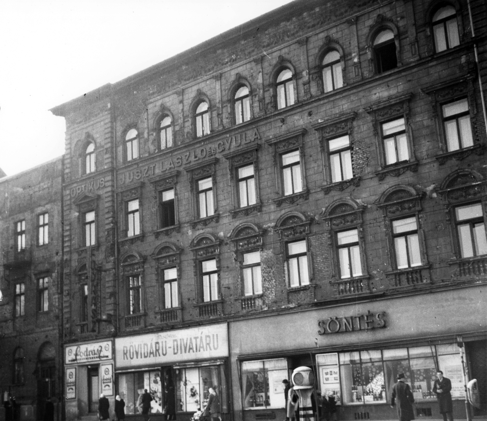 Magyarország, Budapest XII., Alkotás utca 1/a. A kép forrását kérjük így adja meg: Fortepan / Budapest Főváros Levéltára. Levéltári jelzet: HU_BFL_XV_19_c_11, 1960, Budapest Főváros Levéltára / Városrendezési és Építészeti Osztályának fényképei, A Fővárosi Tanács VB Városrendezési és Építészeti Osztályának, Budapest, vakolatdísz, felirat, italbolt, fodrászat, rövidáru, Fortepan #102704