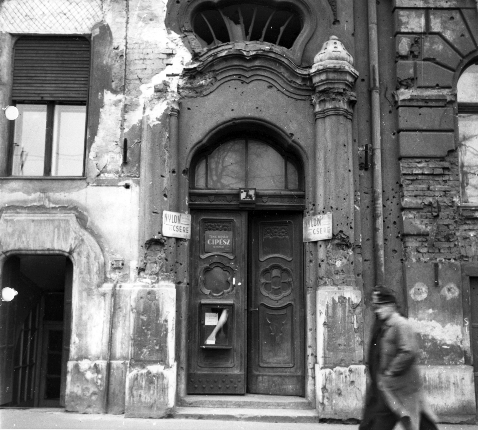 Magyarország, Budapest XII., az Alkotás utca 7/a kapuja. A kép forrását kérjük így adja meg: Fortepan / Budapest Főváros Levéltára. Levéltári jelzet: HU_BFL_XV_19_c_11, 1960, Budapest Főváros Levéltára / Városrendezési és Építészeti Osztályának fényképei, A Fővárosi Tanács VB Városrendezési és Építészeti Osztályának, kapu, szecesszió, Budapest, golyónyom, Fortepan #102710