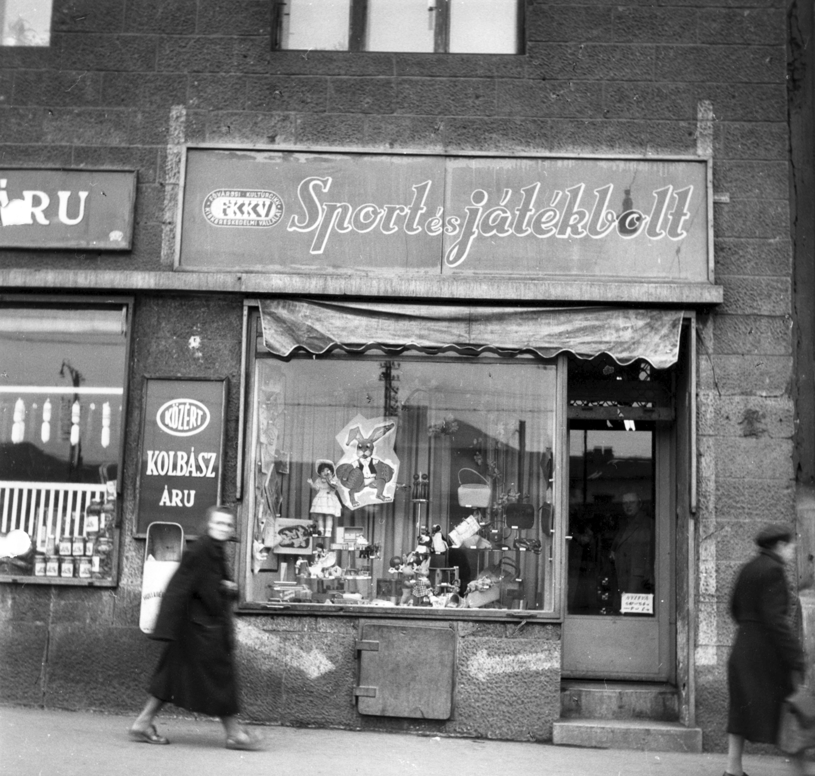 Hungary, Budapest XII., Alkotás utca 9. A kép forrását kérjük így adja meg: Fortepan / Budapest Főváros Levéltára. Levéltári jelzet: HU_BFL_XV_19_c_11, 1960, Budapest Főváros Levéltára / Városrendezési és Építészeti Osztályának fényképei, A Fővárosi Tanács VB Városrendezési és Építészeti Osztályának, Budapest, air-rad shelter, peeking, sporting goods, Fortepan #102714