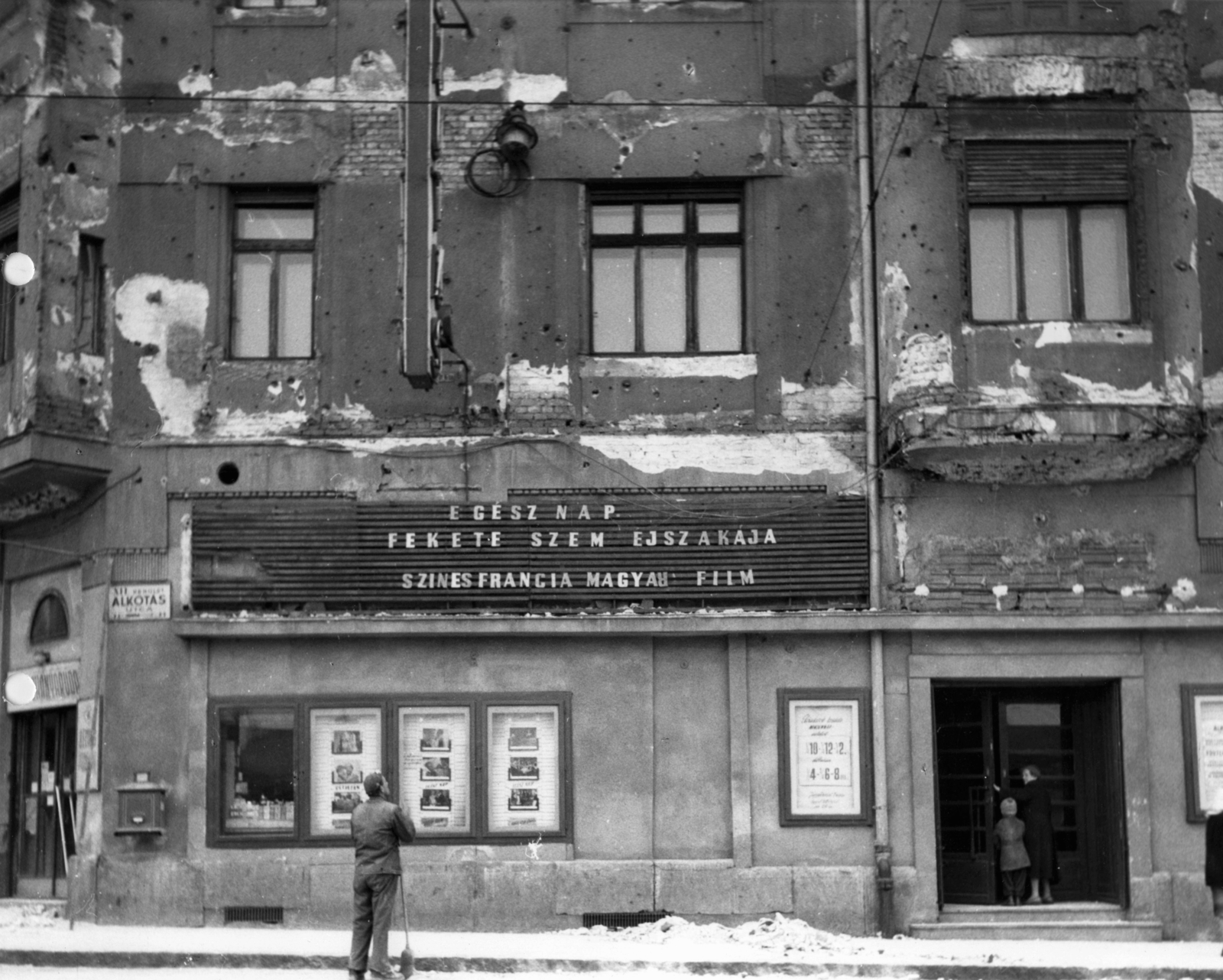 Hungary, Budapest XII., Alkotás utca 11., Alkotás mozi. A kép forrását kérjük így adja meg: Fortepan / Budapest Főváros Levéltára. Levéltári jelzet: HU_BFL_XV_19_c_11, 1960, Budapest Főváros Levéltára / Városrendezési és Építészeti Osztályának fényképei, A Fővárosi Tanács VB Városrendezési és Építészeti Osztályának, movie theater, Budapest, bullet hole, street name sign, letter box, Fortepan #102717