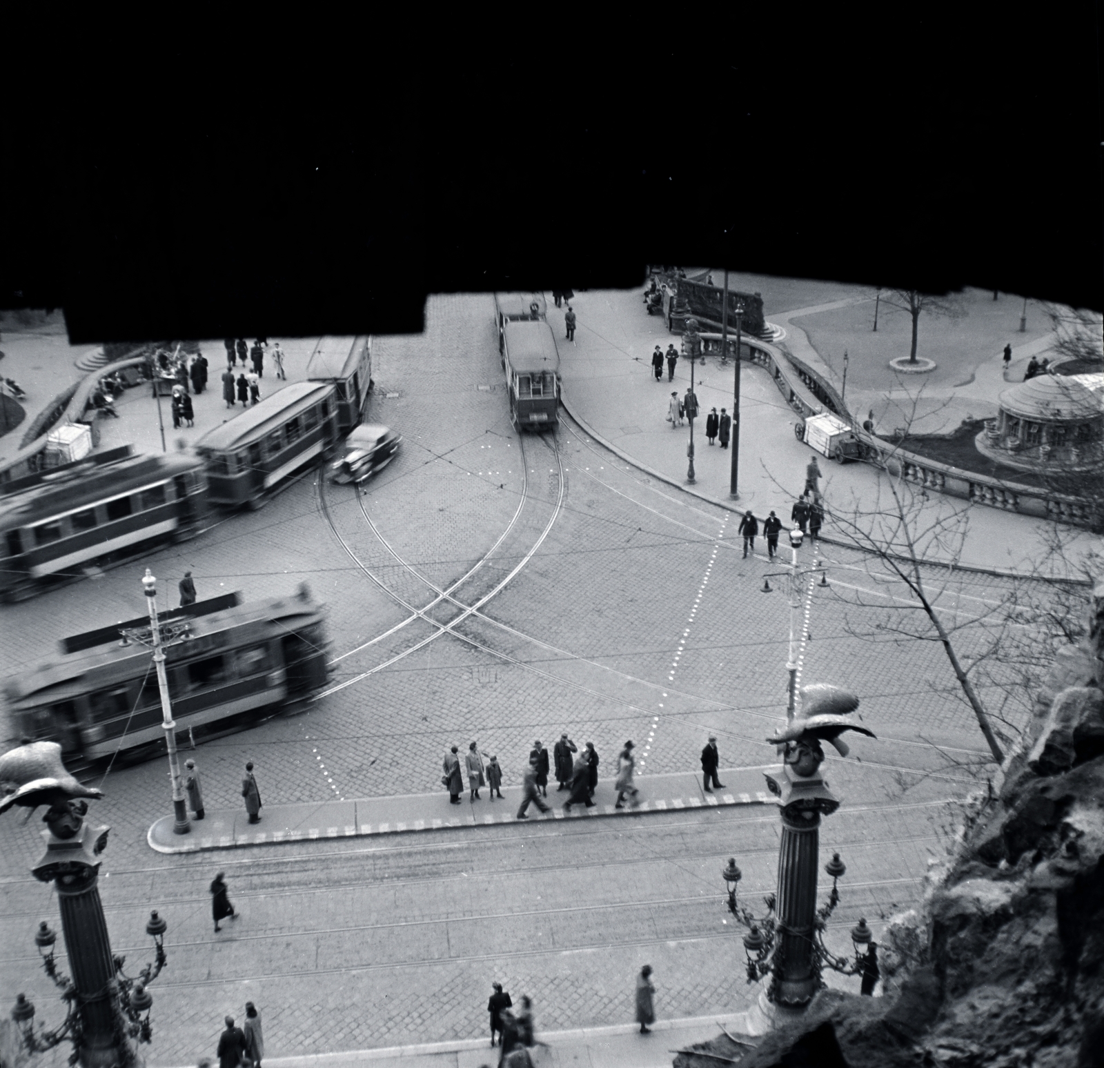 Magyarország, Budapest I., az Erzsébet híd budai hídfője, a Szent Gellért szobor alatti hídról fényképezve, jobbra a Hungária ivócsarnok kupolája., 1943, Kurutz Márton, gyalogátkelő, villamos, járdasziget, Budapest, Fortepan #10272