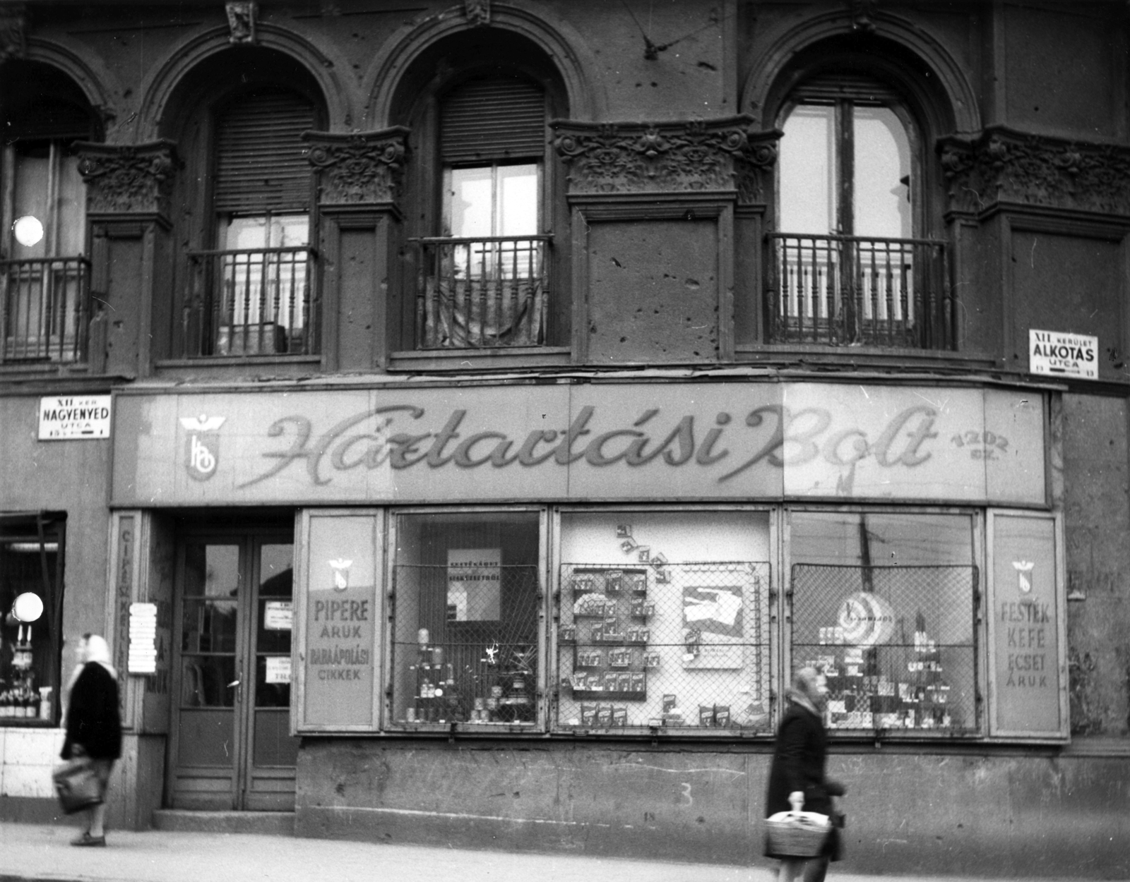 Hungary, Budapest XII., Nagyenyed utca - Alkotás utca sarok. A kép forrását kérjük így adja meg: Fortepan / Budapest Főváros Levéltára. Levéltári jelzet: HU_BFL_XV_19_c_11, 1958, Budapest Főváros Levéltára / Városrendezési és Építészeti Osztályának fényképei, A Fővárosi Tanács VB Városrendezési és Építészeti Osztályának, Budapest, hardware store, cornerhouse, bullet hole, street name sign, store display, Show window, Fortepan #102723