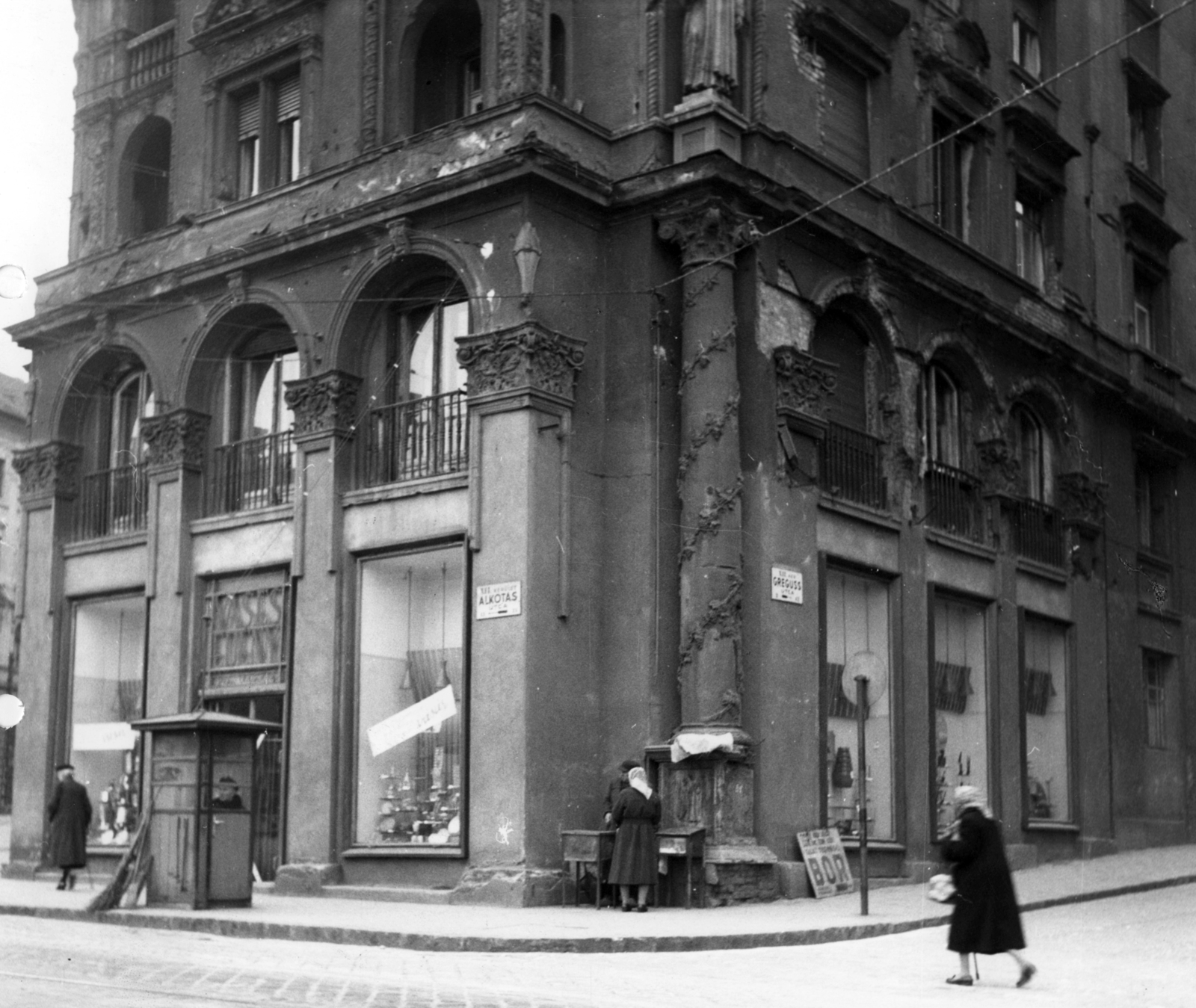 Hungary, Budapest XII., Alkotás utca - Greguss utca sarok. A kép forrását kérjük így adja meg: Fortepan / Budapest Főváros Levéltára. Levéltári jelzet: HU_BFL_XV_19_c_11, 1958, Budapest Főváros Levéltára / Városrendezési és Építészeti Osztályának fényképei, A Fővárosi Tanács VB Városrendezési és Építészeti Osztályának, Budapest, cornerhouse, tenement house, pillar, booth, street name sign, Fortepan #102725