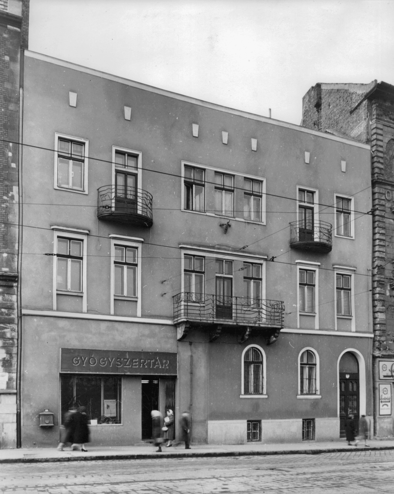 Magyarország, Budapest XII., Alkotás utca 1/b. A kép forrását kérjük így adja meg: Fortepan / Budapest Főváros Levéltára. Levéltári jelzet: HU_BFL_XV_19_c_11, 1960, Budapest Főváros Levéltára / Városrendezési és Építészeti Osztályának fényképei, A Fővárosi Tanács VB Városrendezési és Építészeti Osztályának, gyógyszertár, Budapest, Fortepan #102726