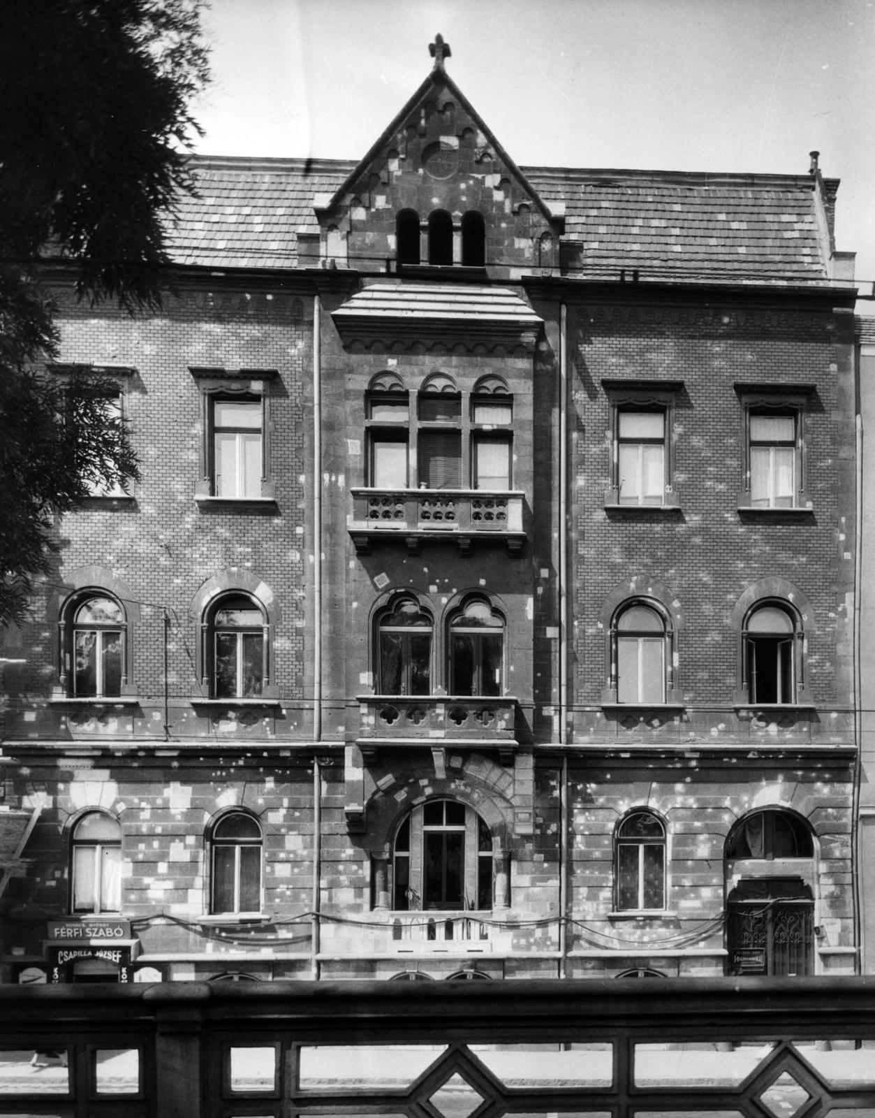 Magyarország, Budapest XII.,Budapest I., Alkotás utca 3. a Déli pályaudvarról nézve. A kép forrását kérjük így adja meg: Fortepan / Budapest Főváros Levéltára. Levéltári jelzet: HU_BFL_XV_19_c_11, 1960, Budapest Főváros Levéltára / Városrendezési és Építészeti Osztályának fényképei, A Fővárosi Tanács VB Városrendezési és Építészeti Osztályának, Budapest, zárterkély, téglaburkolat, Fortepan #102727