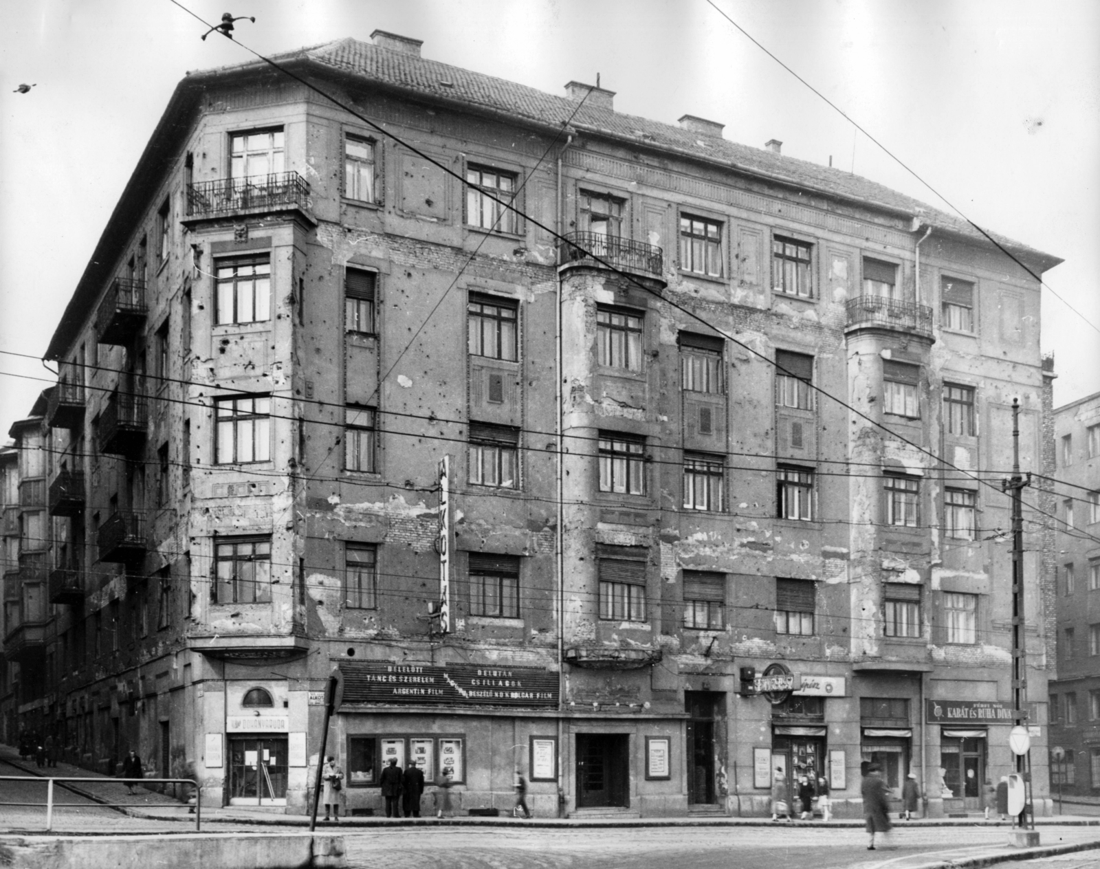 Hungary, Budapest XII., Alkotás utca 11. Alkotás mozi. Balra a Greguss utca, jobbra a Ráth György utca. A kép forrását kérjük így adja meg: Fortepan / Budapest Főváros Levéltára. Levéltári jelzet: HU_BFL_XV_19_c_11, 1958, Budapest Főváros Levéltára / Városrendezési és Építészeti Osztályának fényképei, A Fővárosi Tanács VB Városrendezési és Építészeti Osztályának, Budapest, tenement house, photographer, bullet hole, clothing store, movie schedule, Fortepan #102731