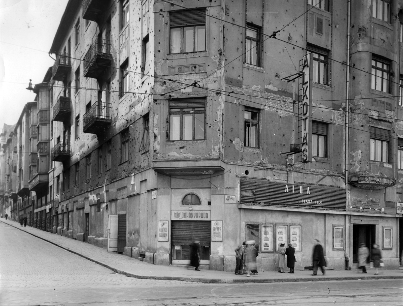 Hungary, Budapest XII., Greguss utca - Alkotás utca sarok. Alkotás mozi. A kép forrását kérjük így adja meg: Fortepan / Budapest Főváros Levéltára. Levéltári jelzet: HU_BFL_XV_19_c_11, 1958, Budapest Főváros Levéltára / Városrendezési és Építészeti Osztályának fényképei, A Fővárosi Tanács VB Városrendezési és Építészeti Osztályának, Budapest, tobacco shop, cornerhouse, tenement house, bullet hole, movie theater, Fortepan #102732