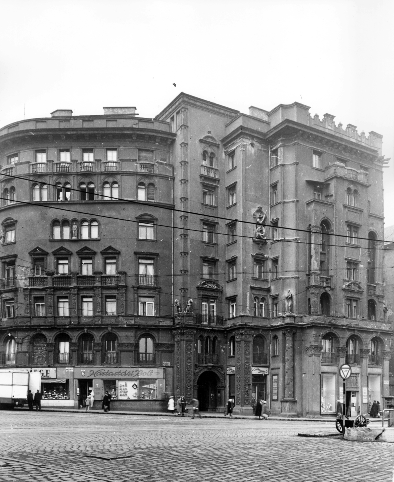 Hungary, Budapest XII.,Budapest I., Nagyenyed utca - Alkotás utca sarok a Déli pályaudvar felől nézve. A kép forrását kérjük így adja meg: Fortepan / Budapest Főváros Levéltára. Levéltári jelzet: HU_BFL_XV_19_c_11, 1958, Budapest Főváros Levéltára / Városrendezési és Építészeti Osztályának fényképei, A Fővárosi Tanács VB Városrendezési és Építészeti Osztályának, Budapest, architectural ornament, cornerhouse, tenement house, lottery retailer, building statue, Fortepan #102734