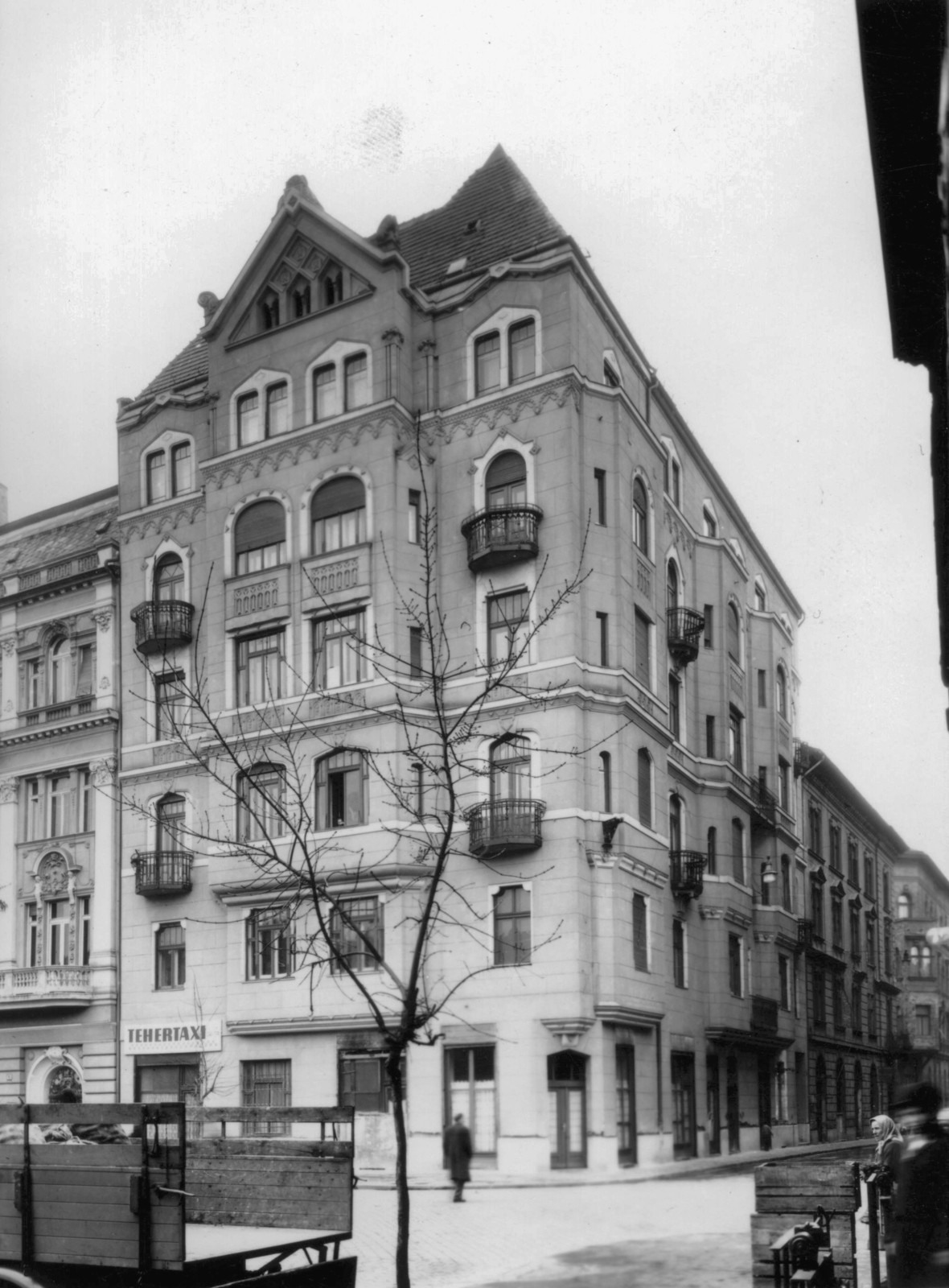 Magyarország, Budapest VIII., Rákóczi tér - Bacsó Béla utca sarok. A kép forrását kérjük így adja meg: Fortepan / Budapest Főváros Levéltára. Levéltári jelzet: HU_BFL_XV_19_c_11, 1963, Budapest Főváros Levéltára / Városrendezési és Építészeti Osztályának fényképei, A Fővárosi Tanács VB Városrendezési és Építészeti Osztályának, Budapest, Fortepan #102760