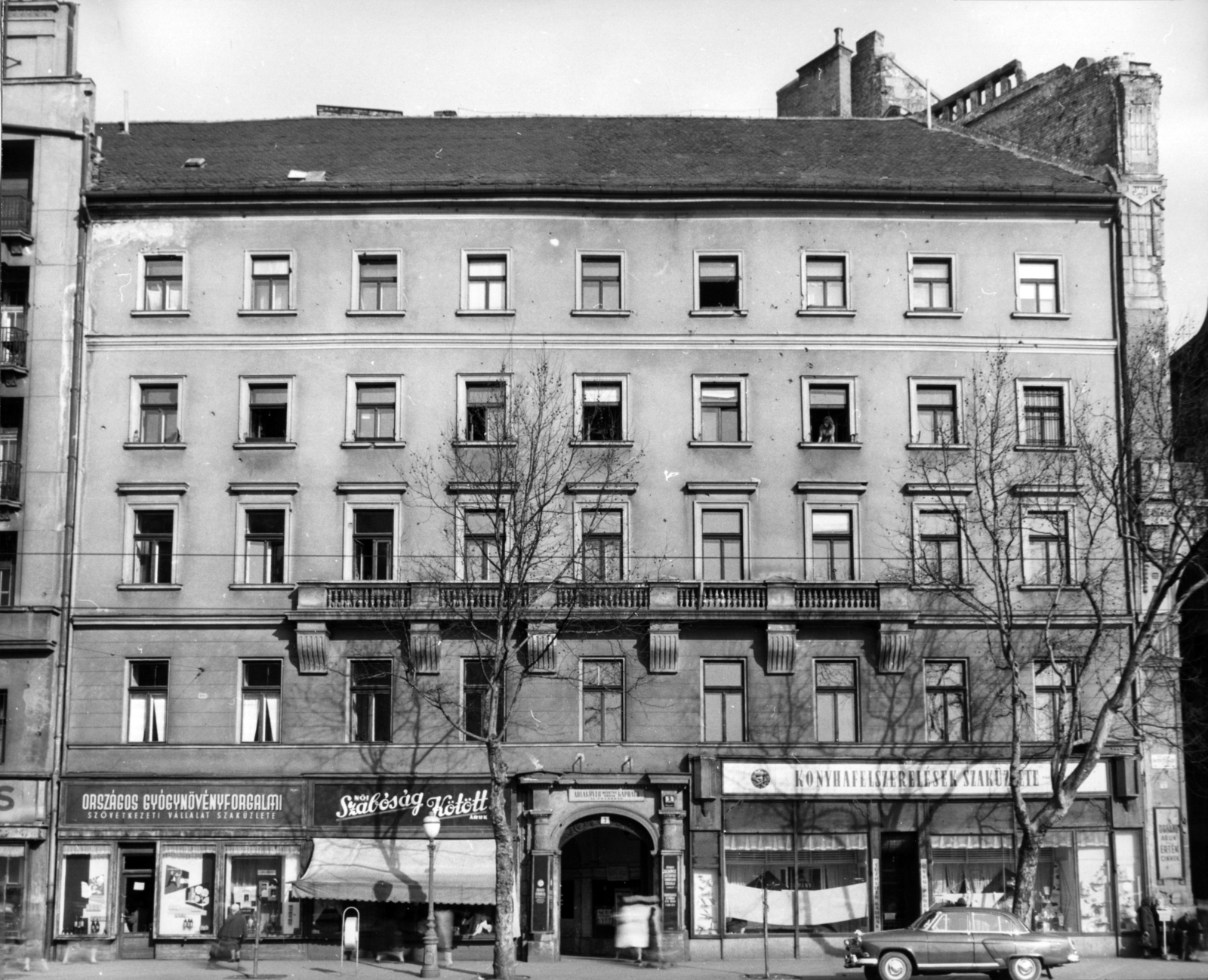 Magyarország, Budapest VI., Bajcsy-Zsilinszky út 3. A kép forrását kérjük így adja meg: Fortepan / Budapest Főváros Levéltára. Levéltári jelzet: HU_BFL_XV_19_c_11, 1960, Budapest Főváros Levéltára / Városrendezési és Építészeti Osztályának fényképei, A Fővárosi Tanács VB Városrendezési és Építészeti Osztályának, Budapest, konyhafelszerelés, szabóság, Gyógynövénybolt, Fortepan #102761