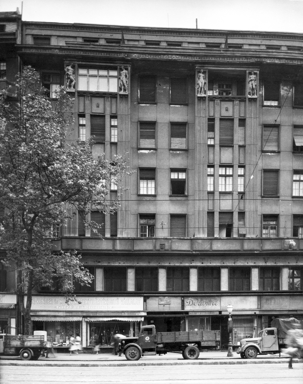 Magyarország, Budapest VI., Bajcsy-Zsilinszky út 5. A kép forrását kérjük így adja meg: Fortepan / Budapest Főváros Levéltára. Levéltári jelzet: HU_BFL_XV_19_c_11, 1960, Budapest Főváros Levéltára / Városrendezési és Építészeti Osztályának fényképei, A Fővárosi Tanács VB Városrendezési és Építészeti Osztályának, szőnyeg, fényképész, Budapest, Len-, Kender- és Jutaárukereskedelmi NV, bútorszövet bolt, Fortepan #102762