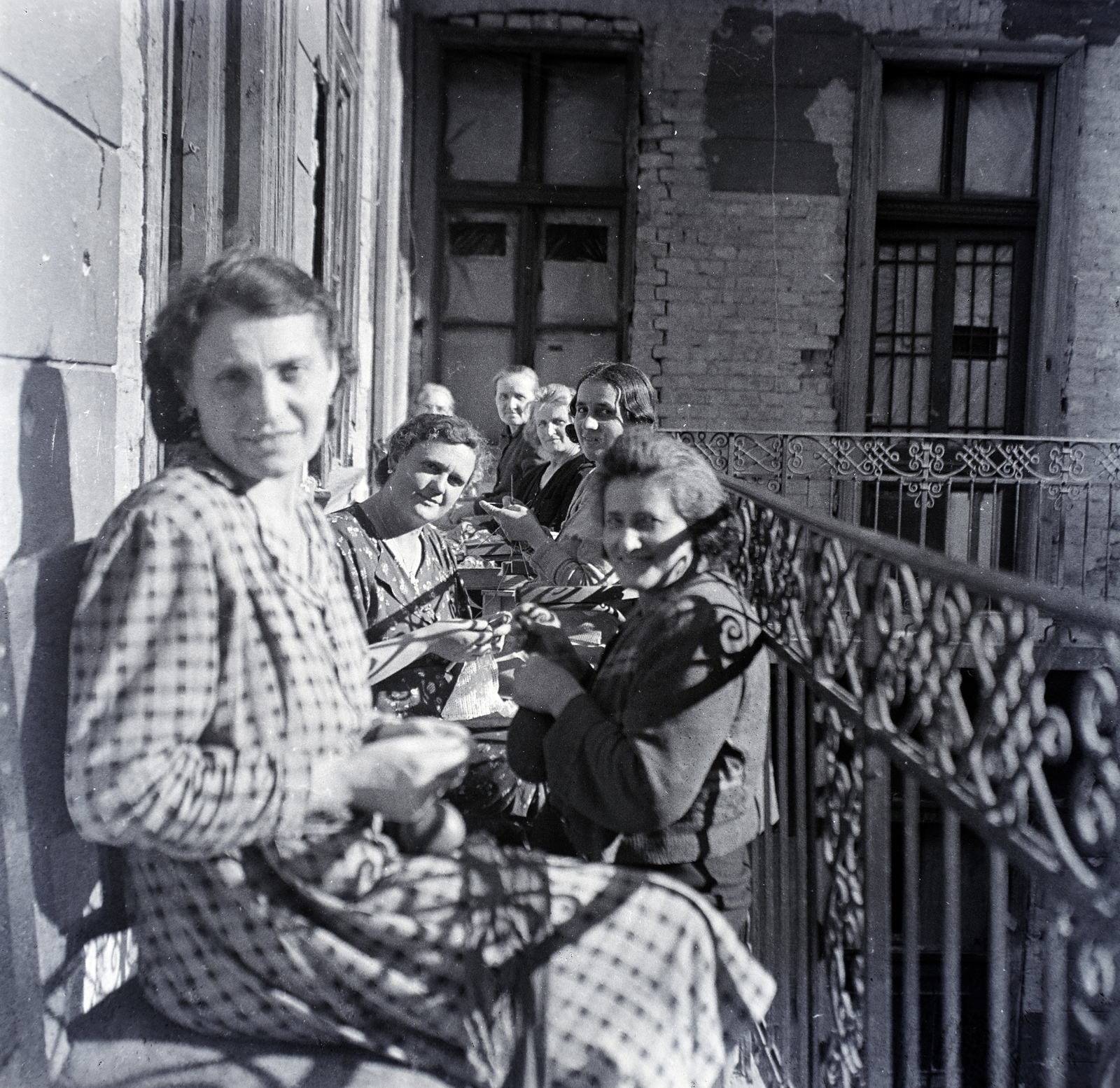 Magyarország, Budapest VII., Rottenbiller utca 3., 1943, Kurutz Márton, körfolyosó, kézimunka, Budapest, Fortepan #10277