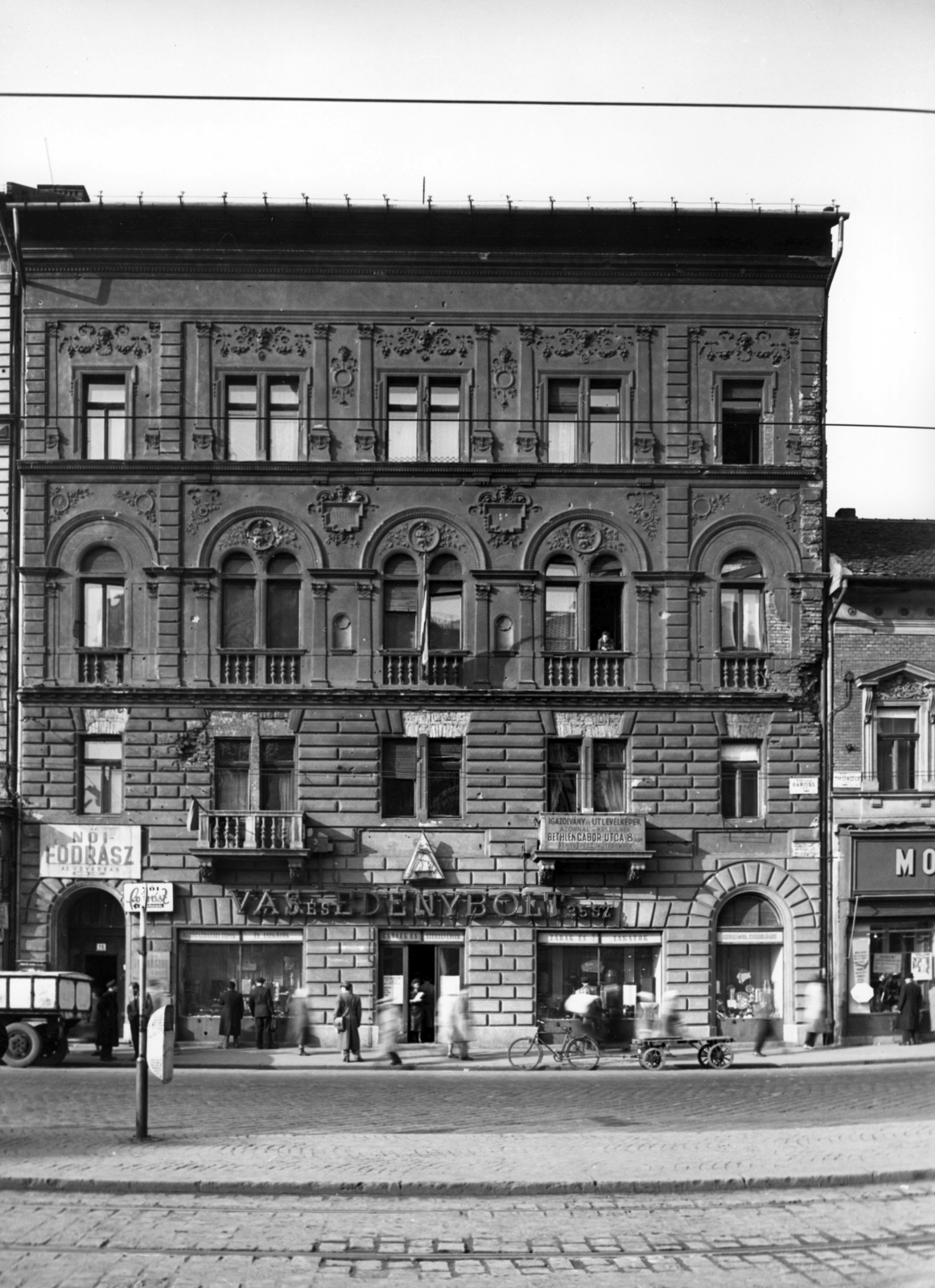 Hungary, Budapest VII., Baross tér 12. a Keleti pályaudvar felől nézve. A kép forrását kérjük így adja meg: Fortepan / Budapest Főváros Levéltára. Levéltári jelzet: HU_BFL_XV_19_c_11, 1958, Budapest Főváros Levéltára / Városrendezési és Építészeti Osztályának fényképei, Vadas Ernő, Budapest, architectural ornament, hairdresser, ashlar, tenement house, kitchenware, stucco, bicycle, Fortepan #102772