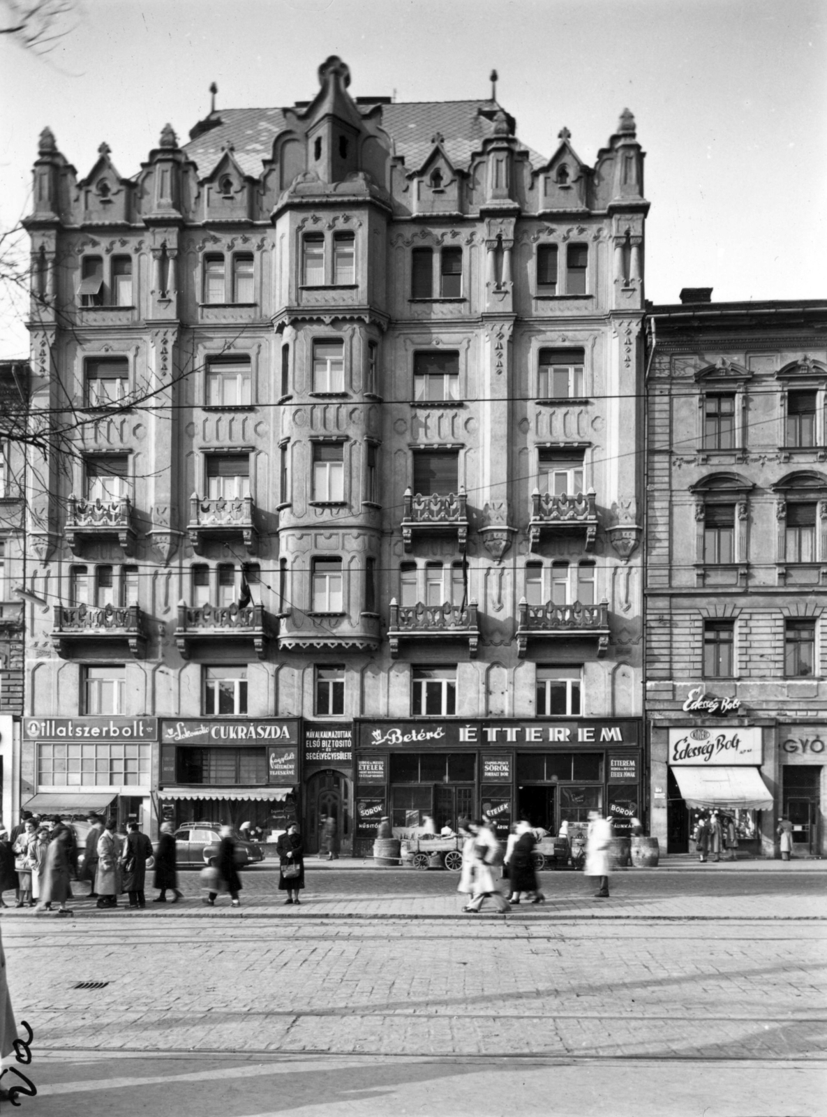 Hungary, Budapest VII., Baross tér 15. A kép forrását kérjük így adja meg: Fortepan / Budapest Főváros Levéltára. Levéltári jelzet: HU_BFL_XV_19_c_11, 1958, Budapest Főváros Levéltára / Városrendezési és Építészeti Osztályának fényképei, Vadas Ernő, restaurant, pharmacy, pastry shop, perfume store, candy store, Budapest, Fortepan #102775