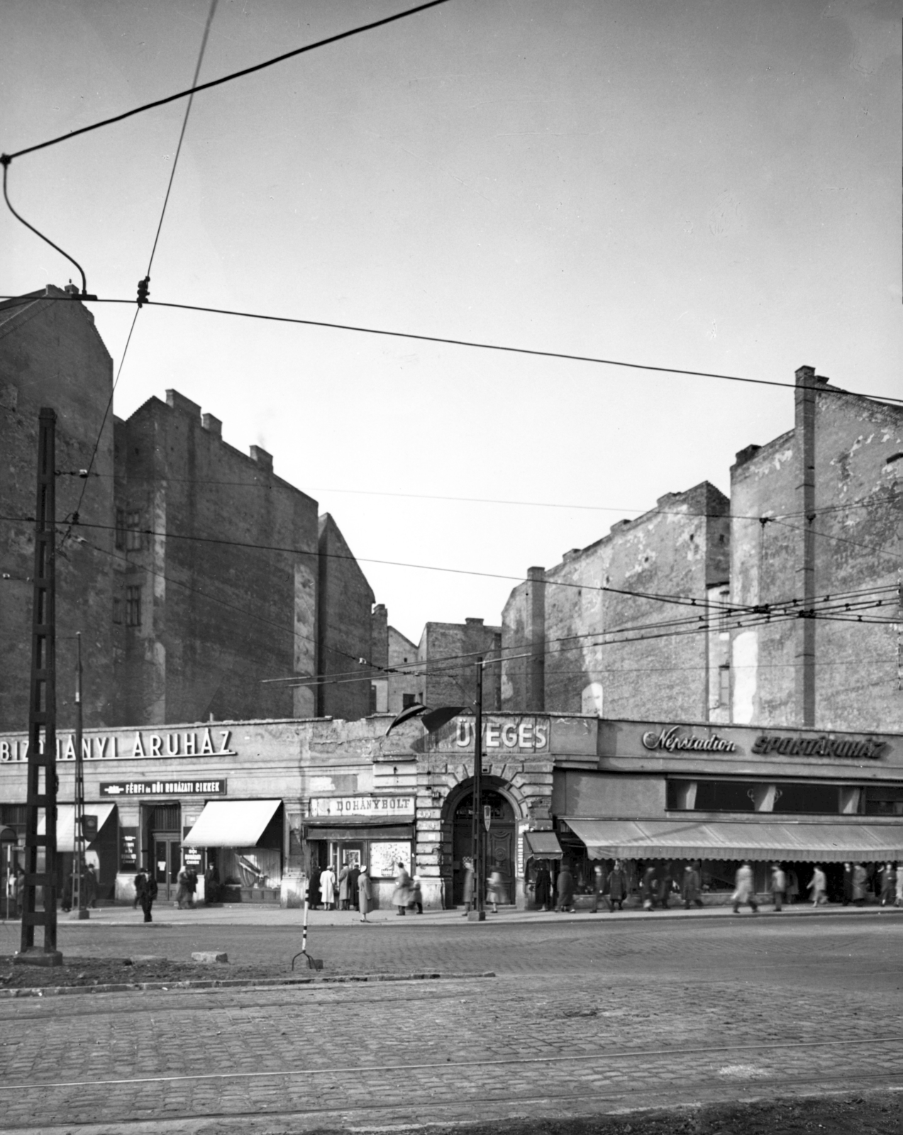 Magyarország, Budapest VII., Baross tér 20-21. A kép forrását kérjük így adja meg: Fortepan / Budapest Főváros Levéltára. Levéltári jelzet: HU_BFL_XV_19_c_11, 1958, Budapest Főváros Levéltára / Városrendezési és Építészeti Osztályának fényképei, Vadas Ernő, Budapest, trafik, sportbolt, üveges, Bizományi Áruház Vállalat, tűzfal, Fortepan #102780